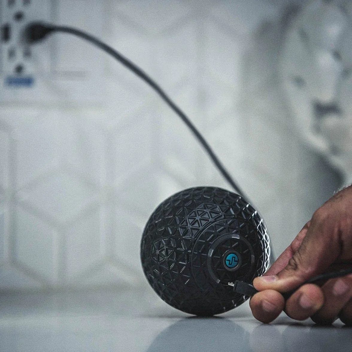 COMPEX Molecule Wibrująca piłka do masażu 4 prędkości wibracji ergonomiczna przenośna