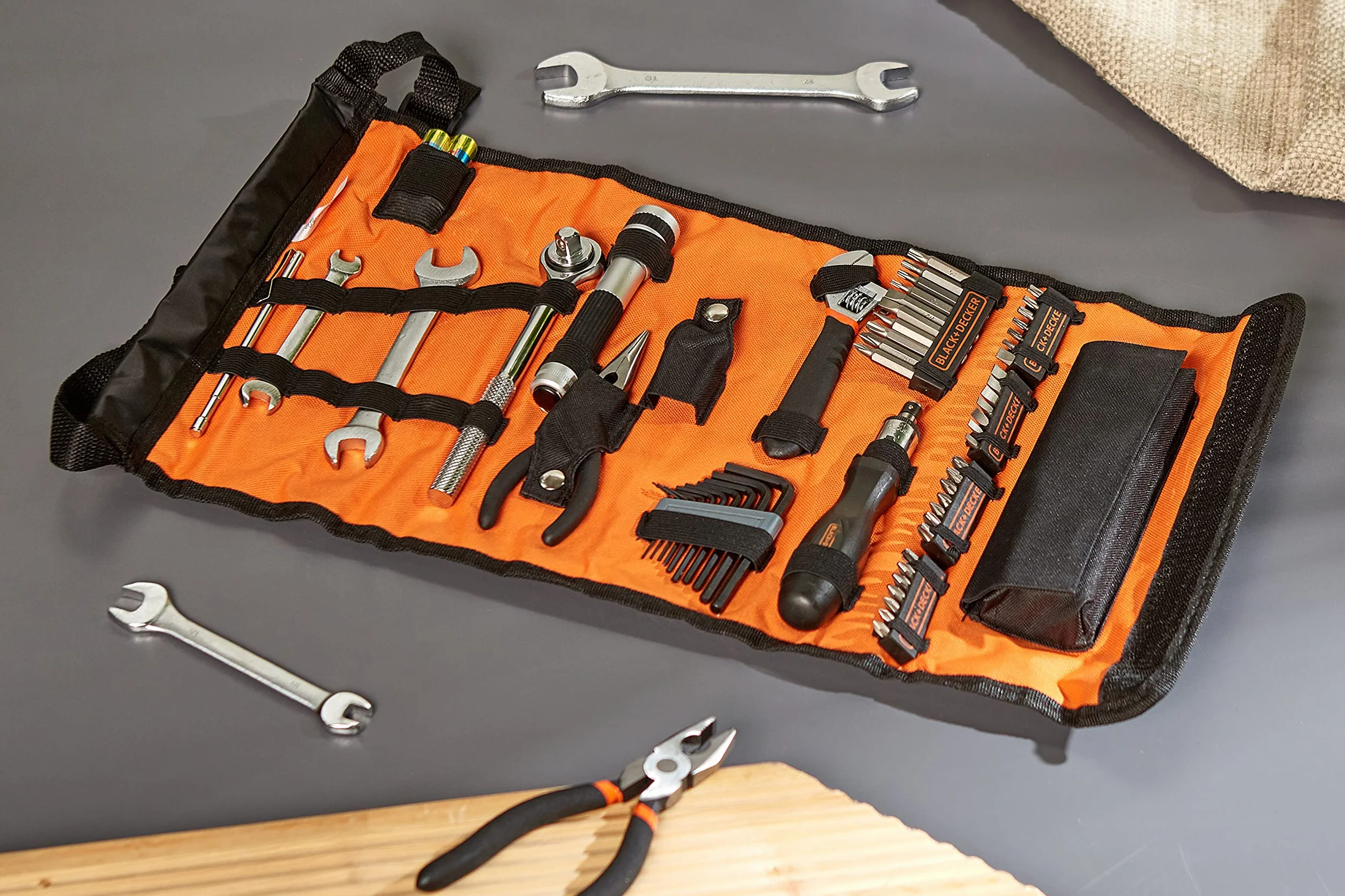 BLACK+DECKER Torba Na Kółkach z Akcesoriami I Narzędziami Samochodowymi, Czarna, A7144-XJ