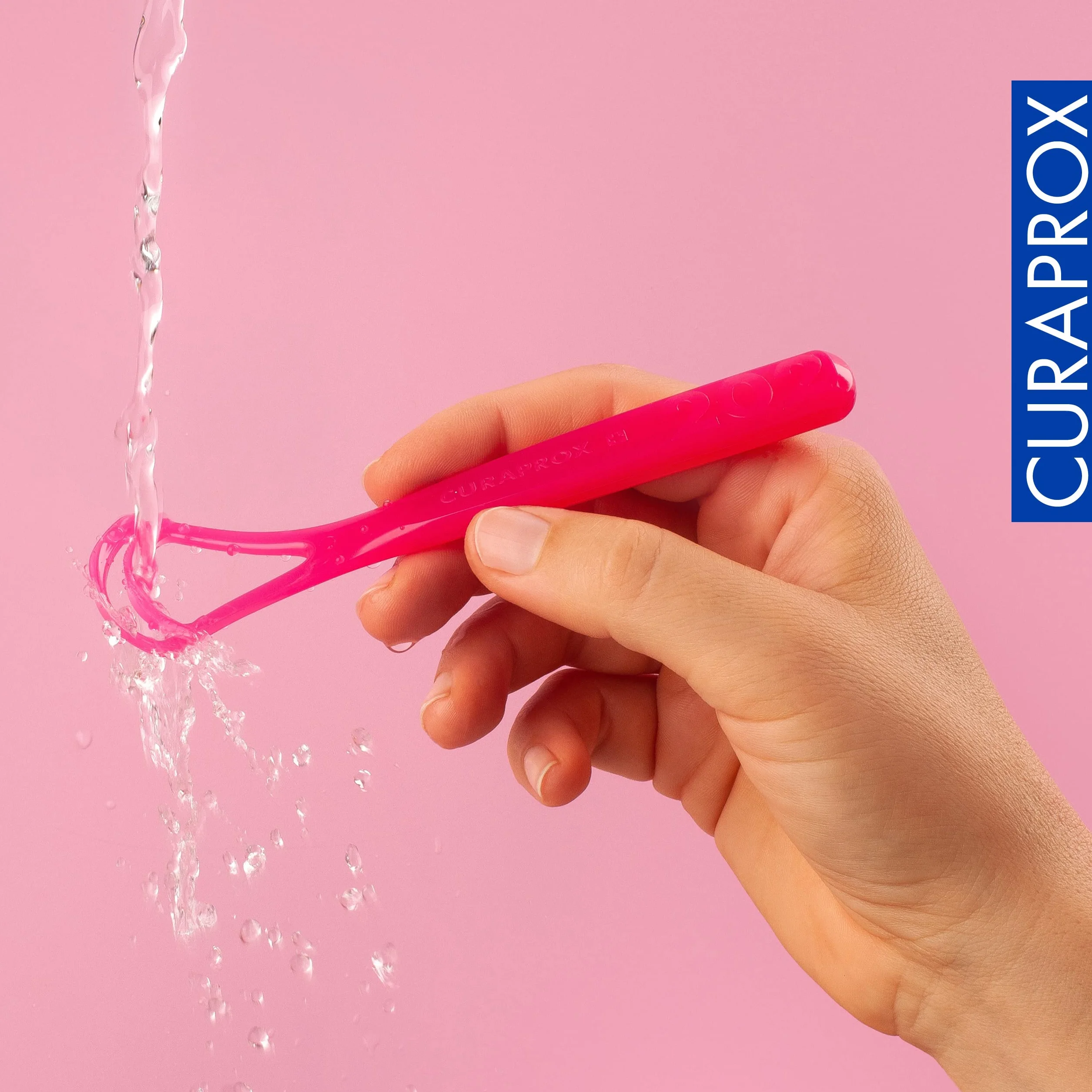 Curaprox Tongue Cleaner - Skrobak z jednym ostrzem do codziennego świeżego oddechu i higieny jamy ustnej/Losowy kolor, pojedyncze opakowanie/Made in Switzerland