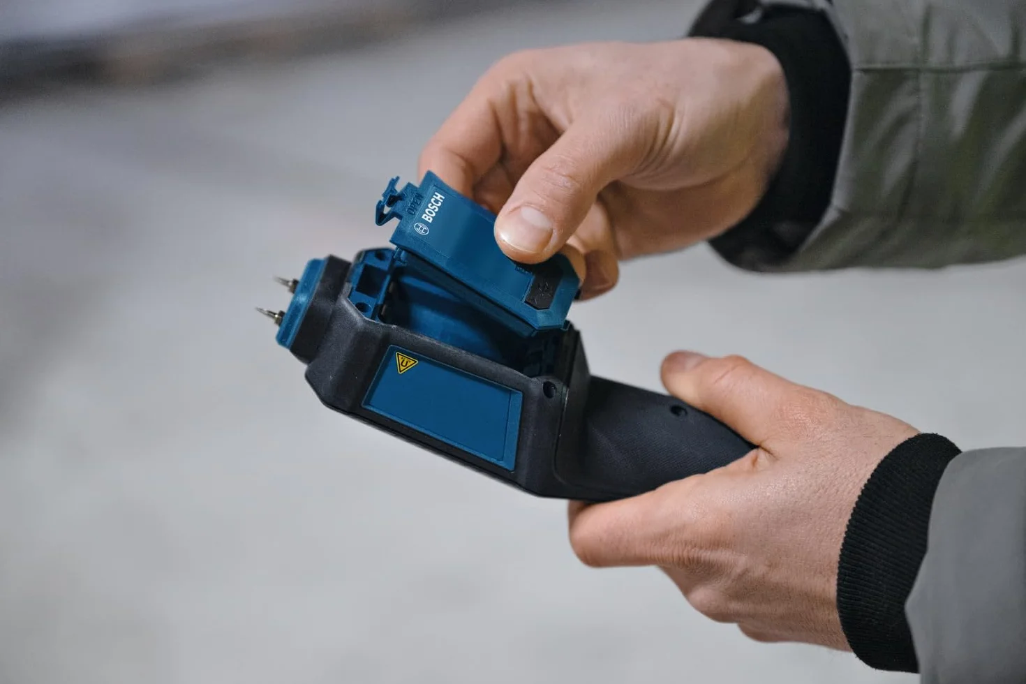 Bosch Professional Wilgotnościomierz GMP 1-13 (z pinami, mierzy 37 rodzajów drewna i 10 rodzajów materiałów budowlanych, IP65, wyświetlacz LCD o wysokim kontraście, 2 baterie AA, pokrowiec)