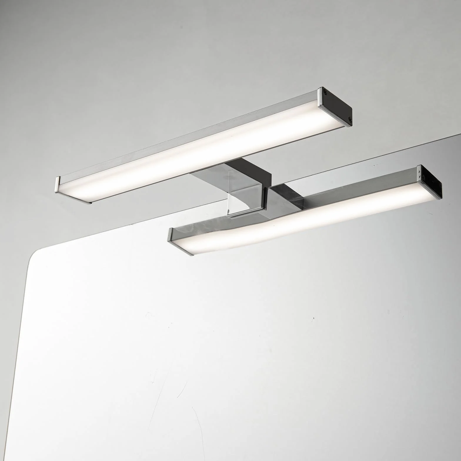 Alpinaluz Kinkiet LED do lustra łazienkowego 30 cm - 8 W 810lm - neutralne białe światło 4000K - IP44 - chromowane aluminium - do montażu na lustrze, szafie lub ścianie - nowoczesne światło przednie i