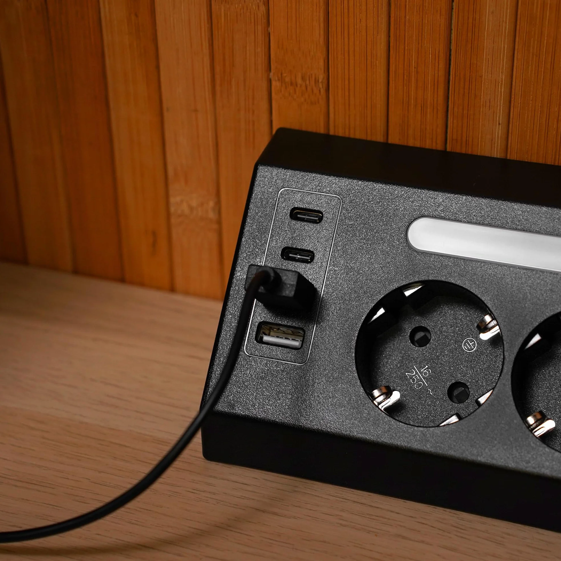 Listwa zasilająca z 4 gniazdami Schuko, 4 porty USB (2 × USB-C i 2 × USB-A), lampka nocna LED, ochrona przed przepięciem, 3680 W, gniazdo wielokrotne z przełącznikiem, możliwość montażu na
