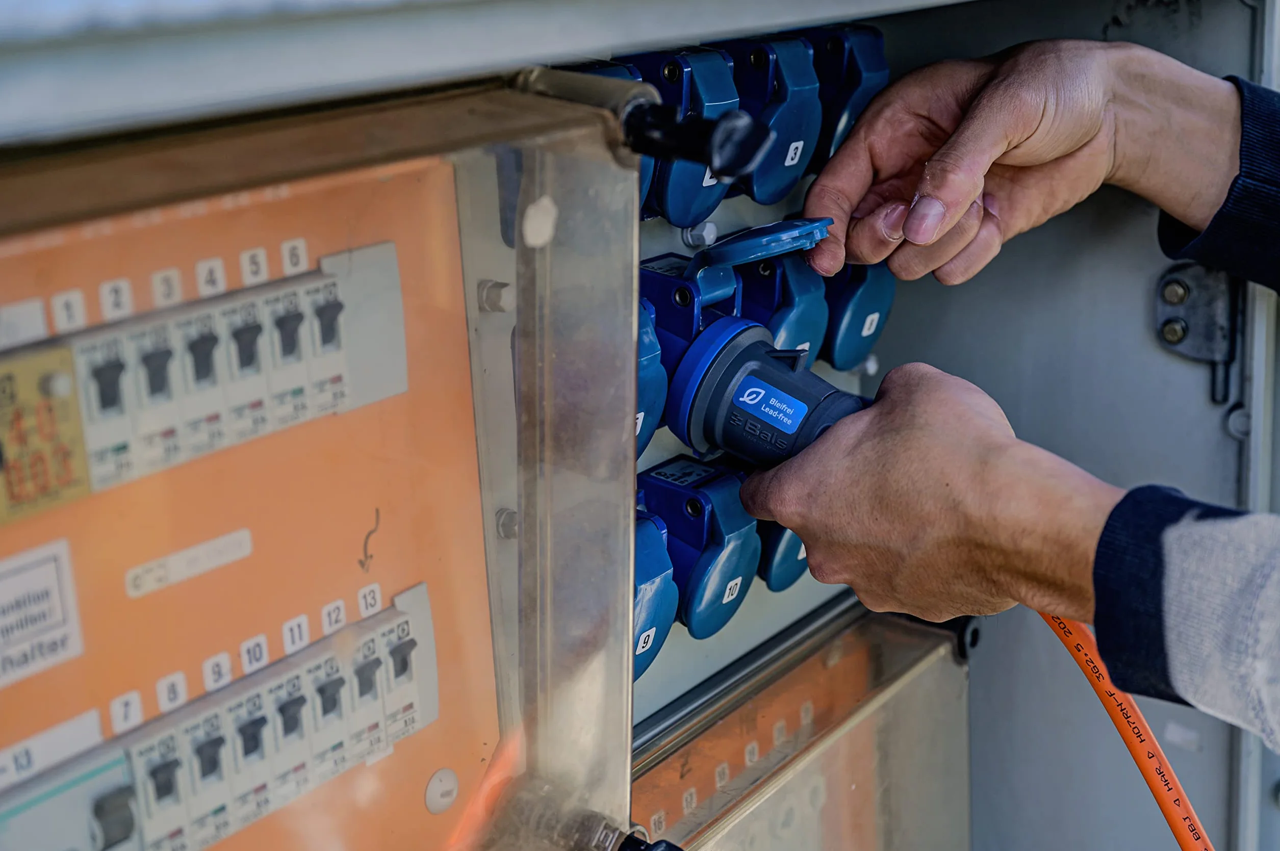 Brennenstuhl Przedłużacz kempingowy CEE z wtyczką CEE i złączem kątowym ze stykiem ochronnym (kabel 3 m, pomarańczowy, 230 V/16 A, do użytku na zewnątrz, wyprodukowano w Niemczech)