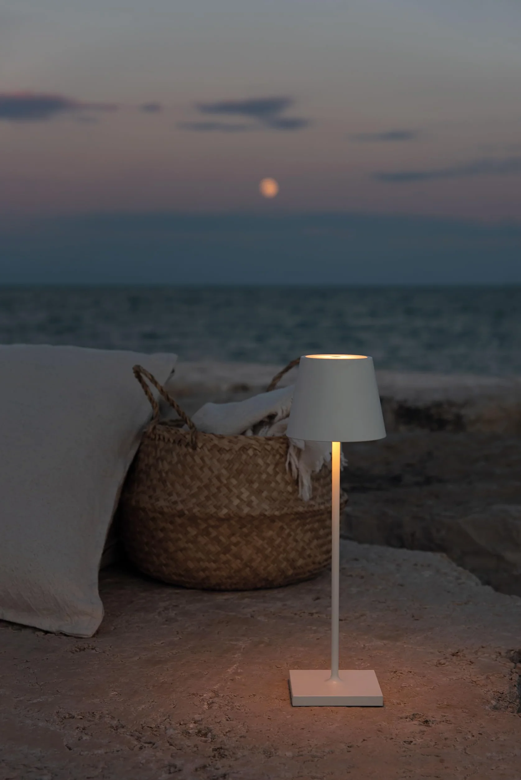 Zafferano, Lampa Poldina Pro, Bezprzewodowa Zasilana Akumulatorowo Lampa Stołowa ze Sterowaniem Dotykowym, Również do Użytku Zewnętrznego, Ściemniacz, 2200-3000 K, Wysokość 38 cm, Kolor Biały