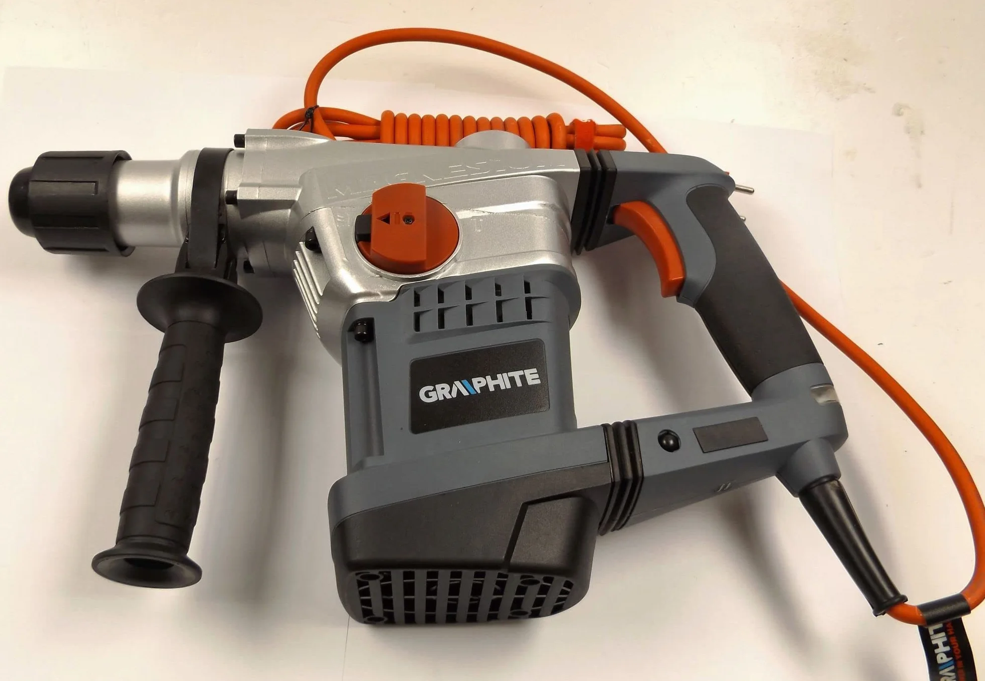 GRAPHITE Młot udarowy SDS Max 1250W, walizka; przewód 4m; 7,3 kg; energia udaru 10J; max. średnica wiercenia w betonie 40 mm; antypoślizgowa rękojeść; osłona przeciwpyłowa, wiertło do betonu