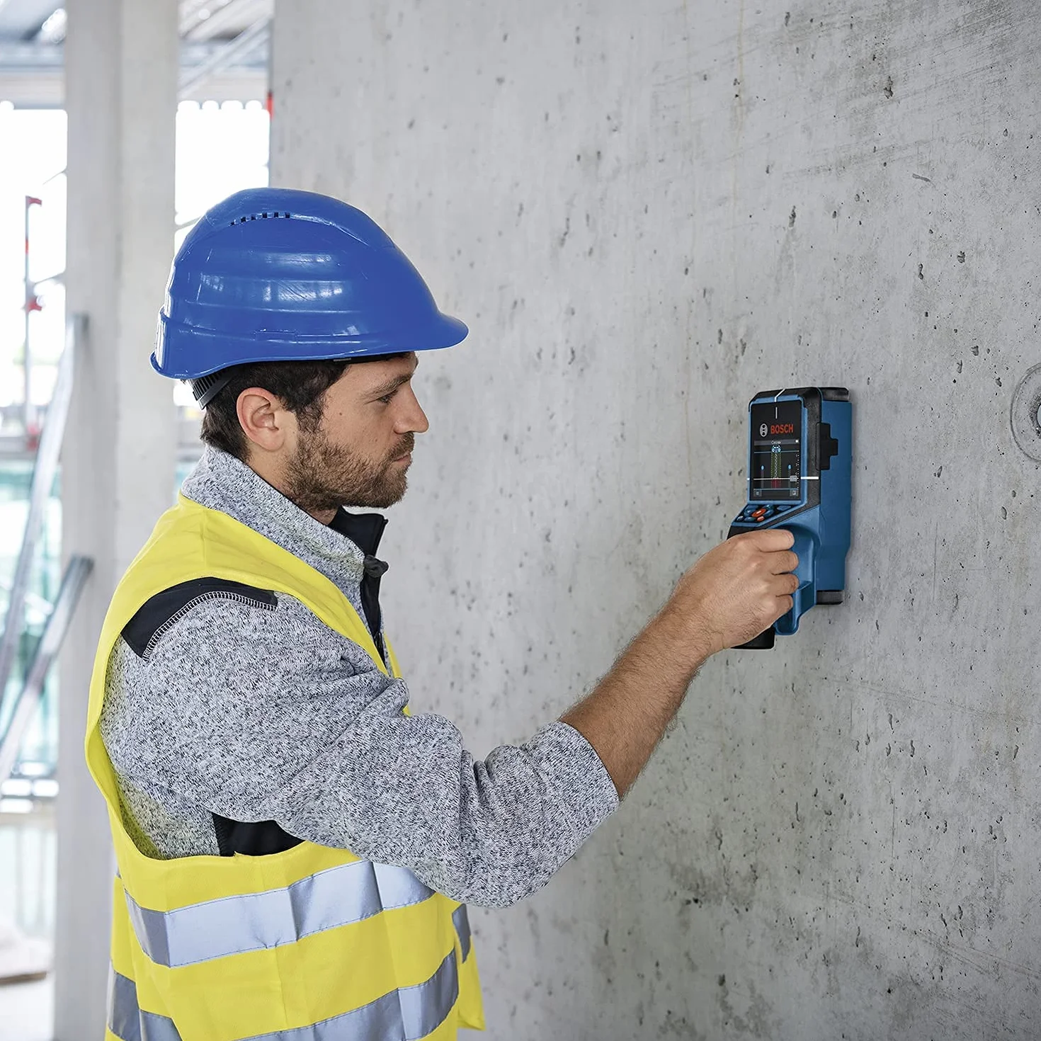Bosch Professional system 12V: detektor D-tect 200 C (1 akumulator GBA 12V 2.0Ah, detekcja przewodów pod napięciem i nie pod napięciem, walizka L-BOXX)