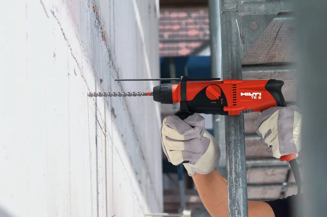 Hilti 228080 Młot udarowo-obrotowy TE 2 230 V (650 W, 1,8 J, SDS Plus, zadania wiertnicze z 2 trybami: z udarem i bez, waga: 2,7 kg, łącznie z walizką)
