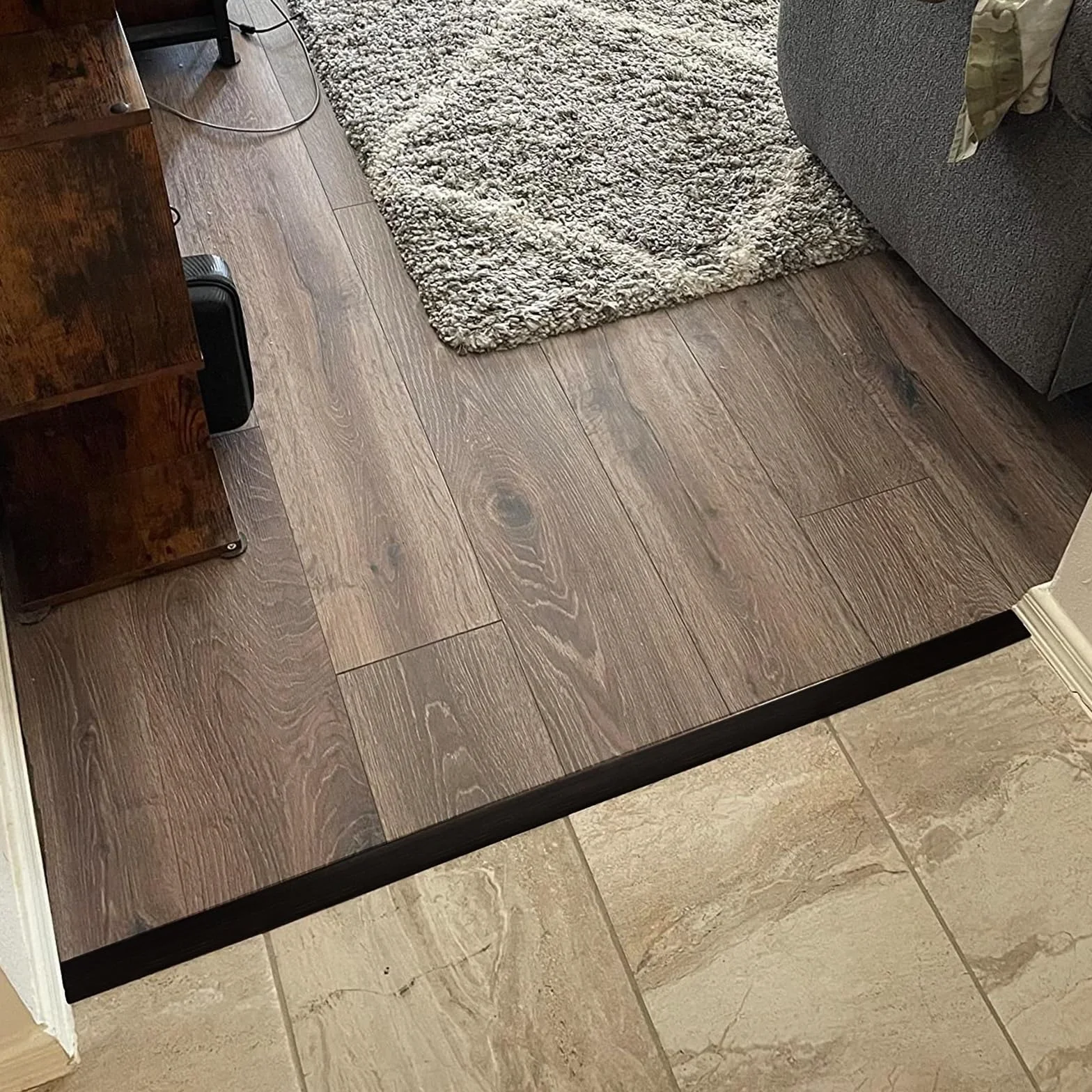 Samoprzylepna listwa przejściowa do podłóg drewnianych i płytek laminowanych – bez wiercenia progu drzwi, łatwa instalacja, trwałe rozwiązanie