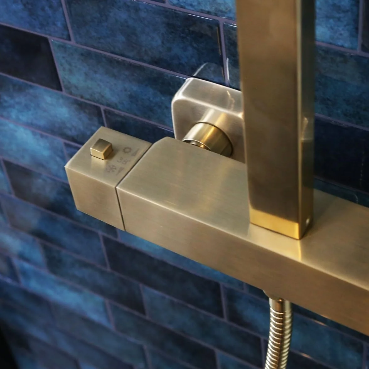 Essebagno 9025553 Kwadratowa kolumna prysznicowa termostatyczna złota