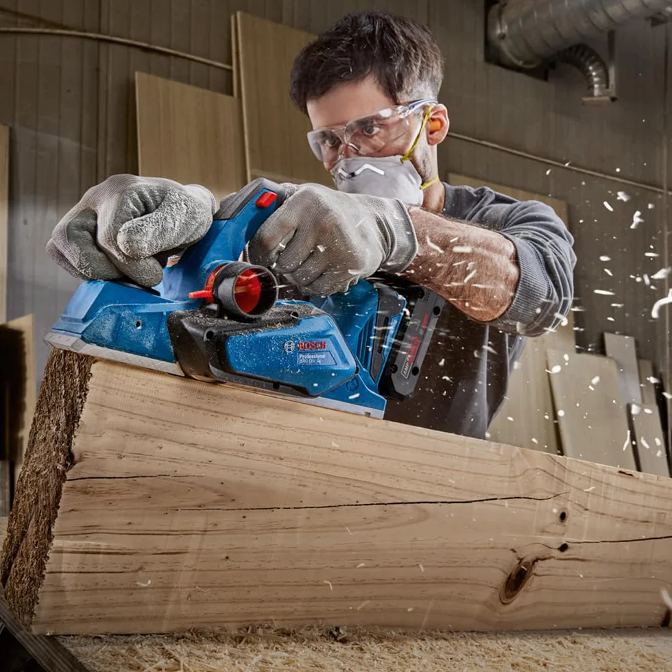 Bosch Professional 18V System Cordless Planer GHO 18V-26 (brushless Motor, incl. Dust Bag, Parallel Guide, 1x Wood Razor Blade)