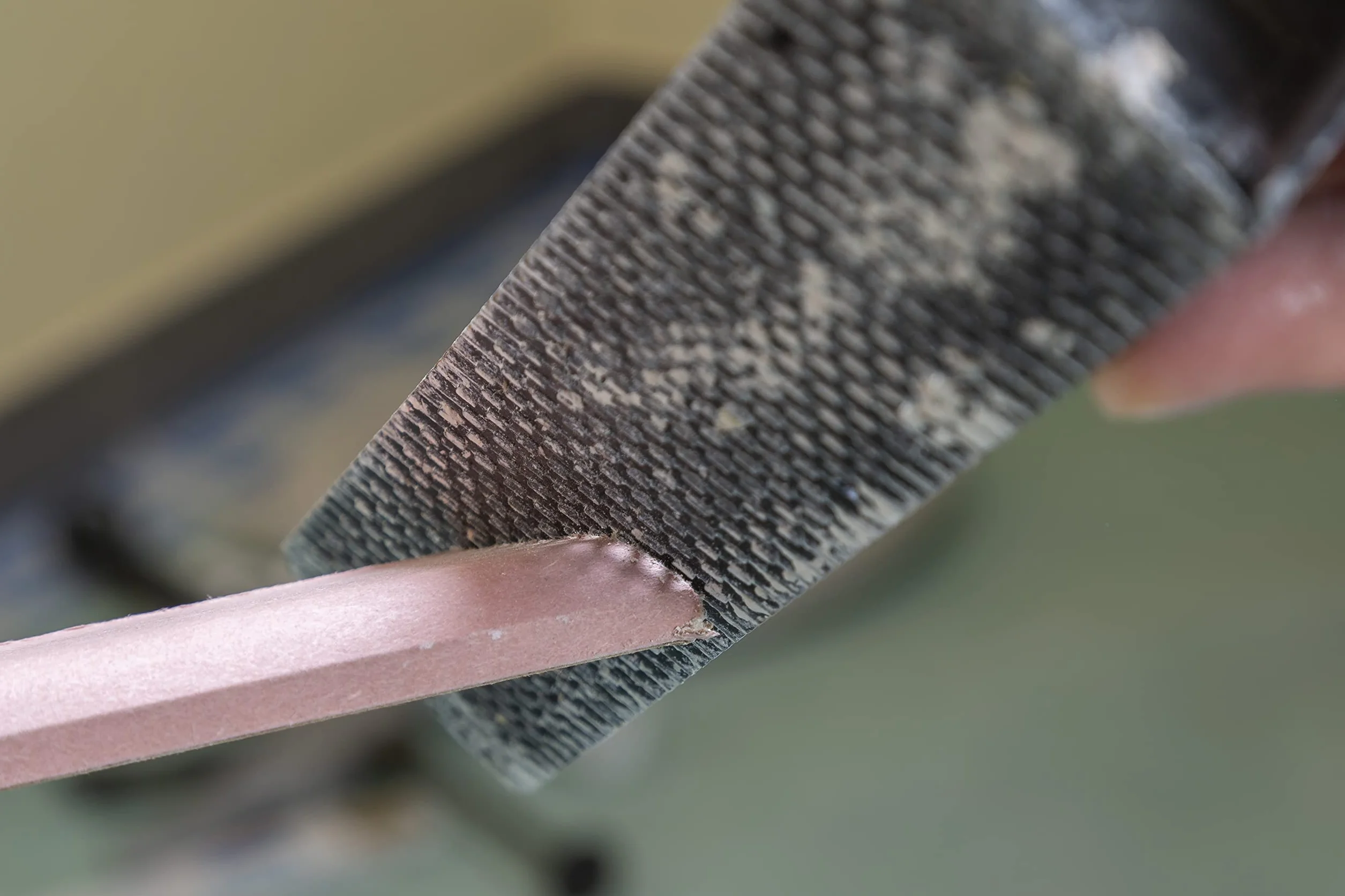 Knauf Szatkownica do wygładzania krawędzi ciętych płyt, 250 mm – strug do krawędzi z metalową ramą do szlifowania nieregularnych krawędzi płyt gipsowo-kartonowych/płyt gipsowo-kartonowych, kolor