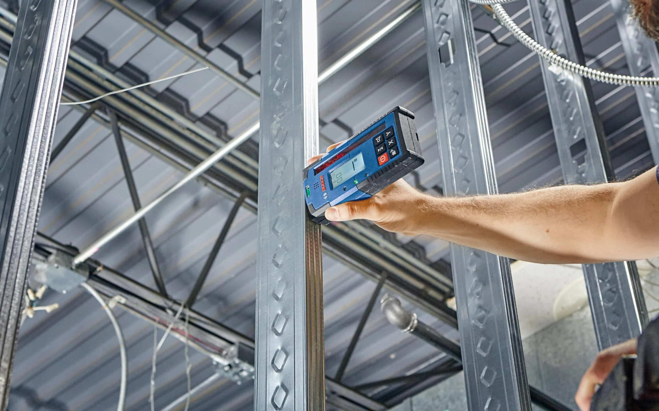 Bosch Professional Odbiornik laserowy LR 60 (uchwyt odbiornika RB 60, 2 baterie AA, zakres pracy: promień do 300 m, idealny do lasera obrotowego GRL 600 CHV)