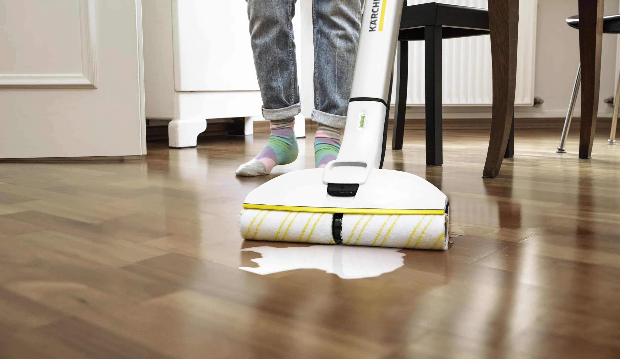 Kärcher Mop elektryczny EWM 2, bezprzewodowe urządzenie do mycia podłóg z 2 obrotowymi rolkami z mikrofibry, czas pracy na jednym ładowaniu: ok. 20 min, co odpowiada powierzchni ok. 60 m².