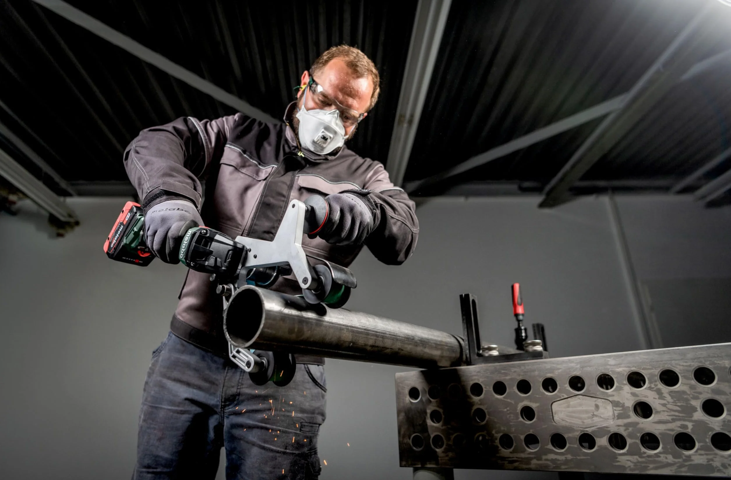 metabo Akumulatorowa szlifierka taśmowa RBVB LTX BL 180 – 18 V, średnica rury 180 mm, oplot 270° do powierzchni bezszczotkowej, zmienna prędkość obrotowa, obróbka metalu – w zestawie akcesoria i