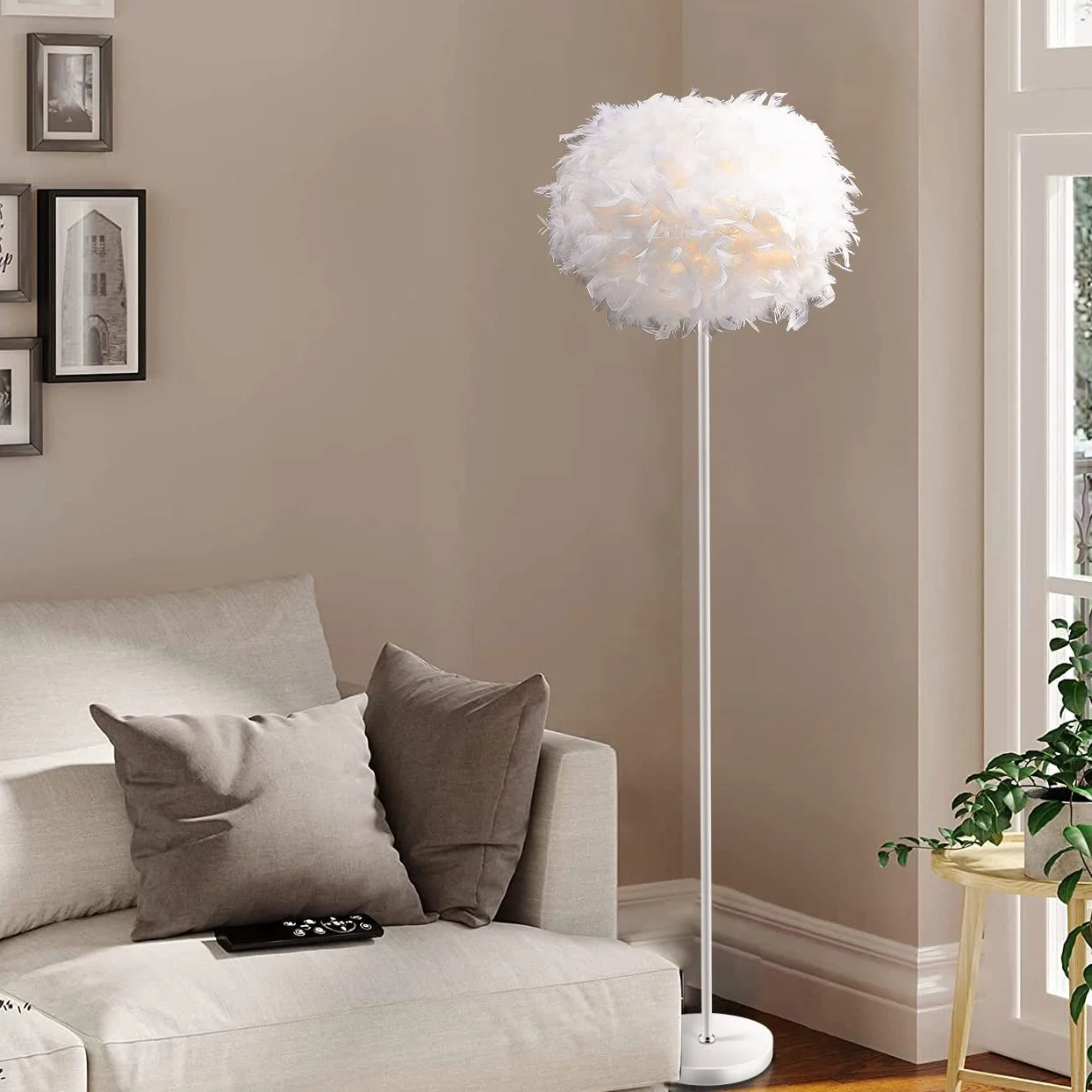 Lampa podłogowa LED z kloszem z piór, dekoracyjna lampa podłogowa do salonu,lampa podłogowa do sypialni w nowoczesnym stylu, słupek lampy DIY,metalowa podstawa z przełącznikiem nożnym