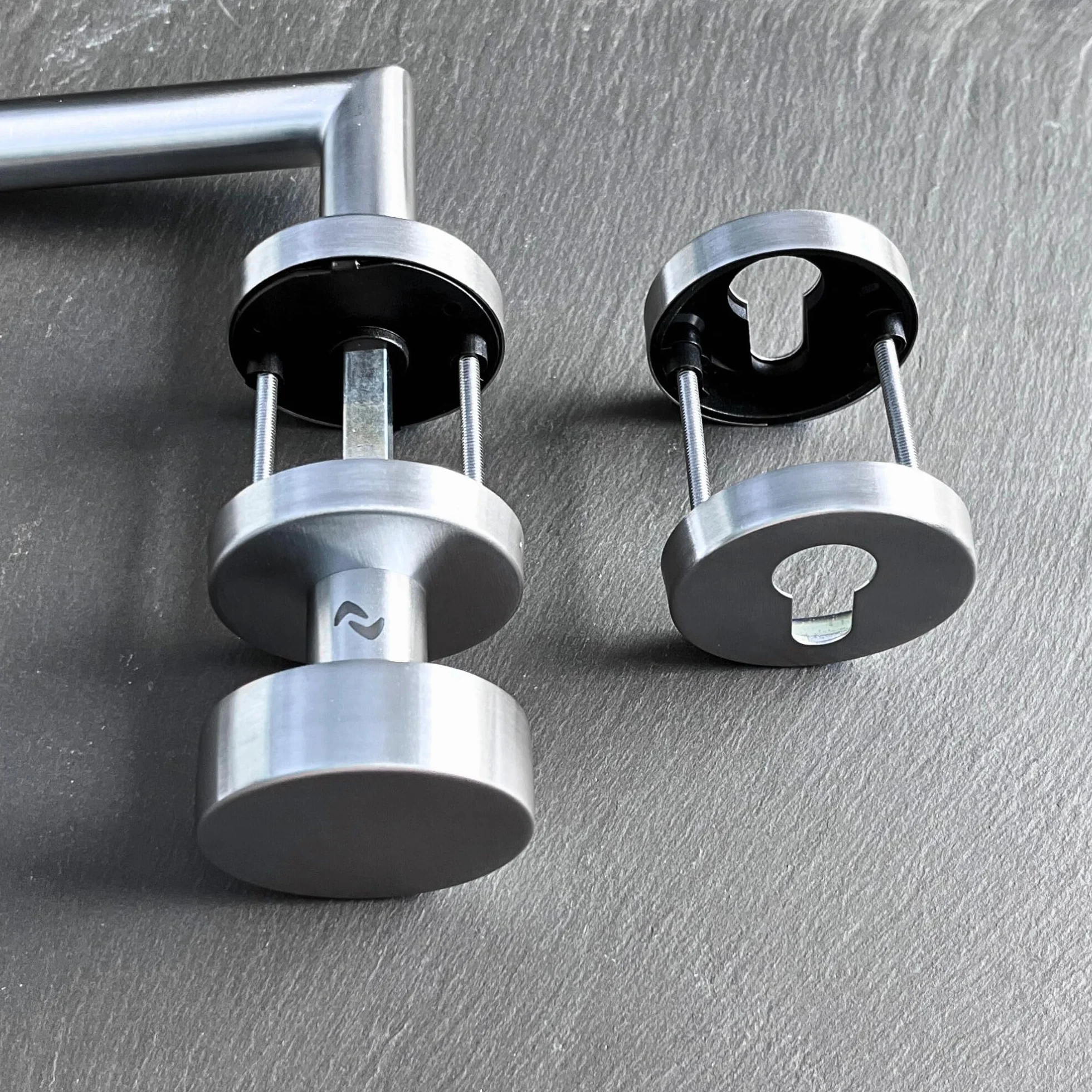 Sempro Livia R2 Zestaw klamek ze stali nierdzewnej z nieruchomą gałką na rozetach okrągłych 8x8 10x10 mm