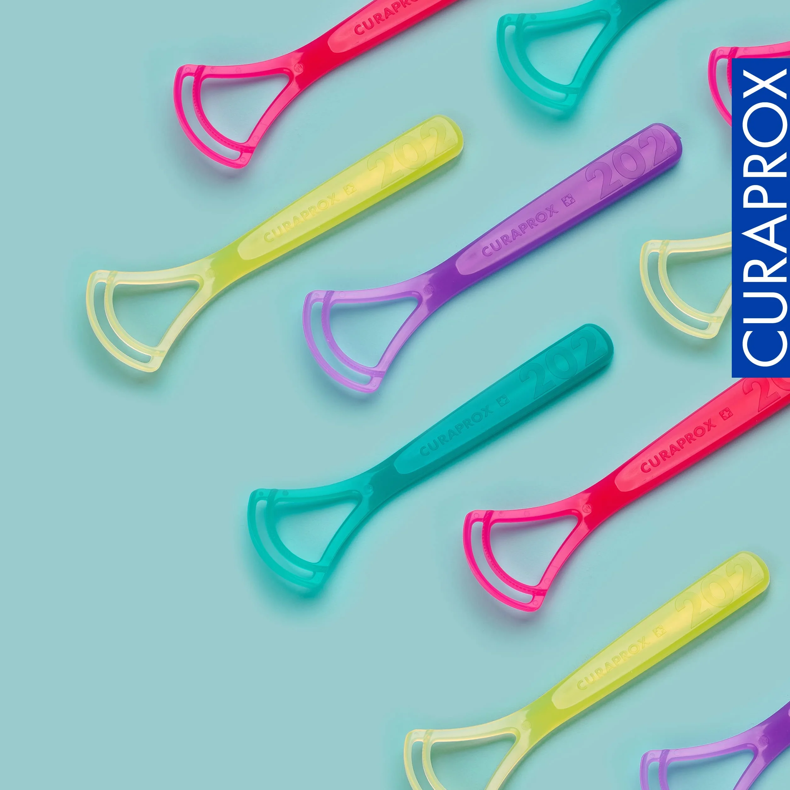 Curaprox Tongue Cleaner - Skrobak z jednym ostrzem do codziennego świeżego oddechu i higieny jamy ustnej/Losowy kolor, pojedyncze opakowanie/Made in Switzerland