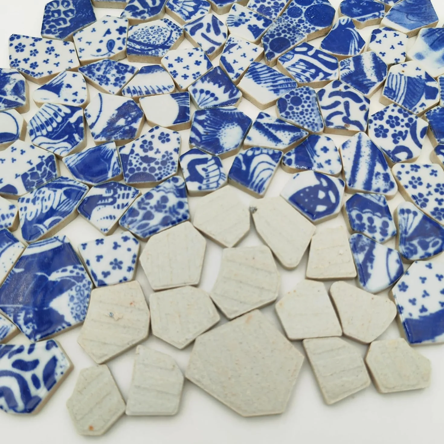 Płytki mozaikowe z ceramiki i porcelany - 500 g - Nieregularne, złamane płytki mozaikowe do kreatywnego wypoczynku, podłogi, kuchni, basenu, doniczek (Porcelana 02)