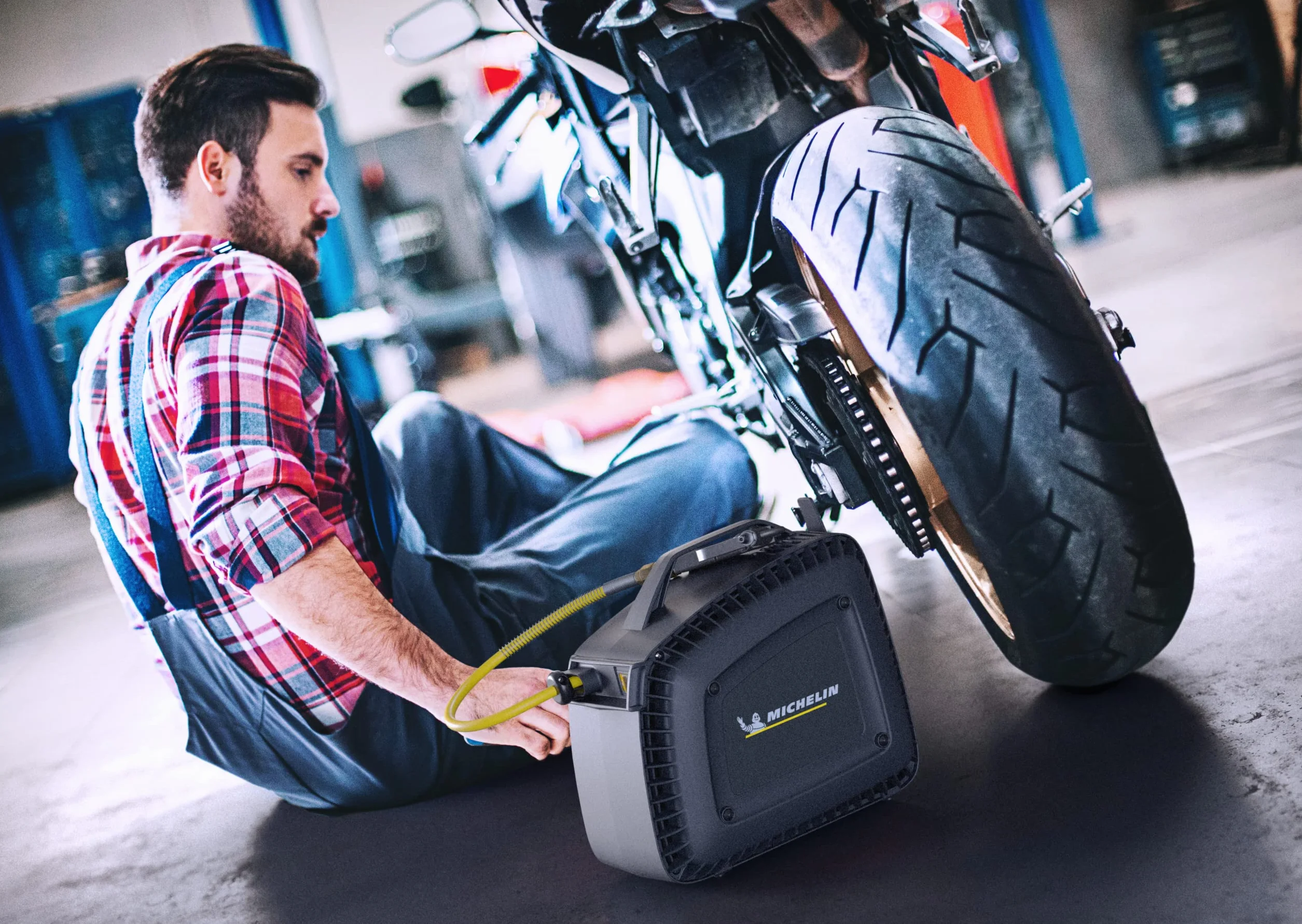 Michelin Przenośna sprężarka powietrza MBL-GO COMPACT, bezolejowa sprężarka, pistolet pneumatyczny z manometrem, maksymalne ciśnienie: 8 bar, z automatycznym wężem nawijającym, moc: 1,5 KM, poziom