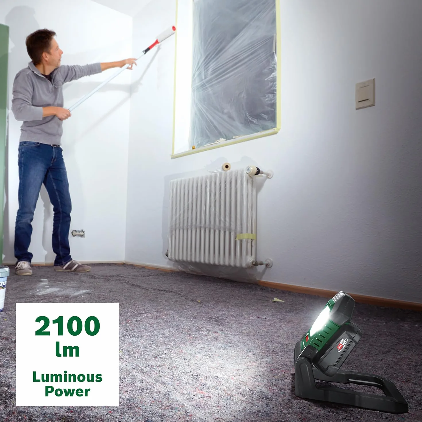 Bosch akumulatorowa lampa robocza LED/lampa budowlana/przenośny naświetlacz UniversalWorkLight 18V-2100 (maks 2100 lumenów, 3 ustawienia jasności, głowica składana w 10 stopniach, bez akumulatora)