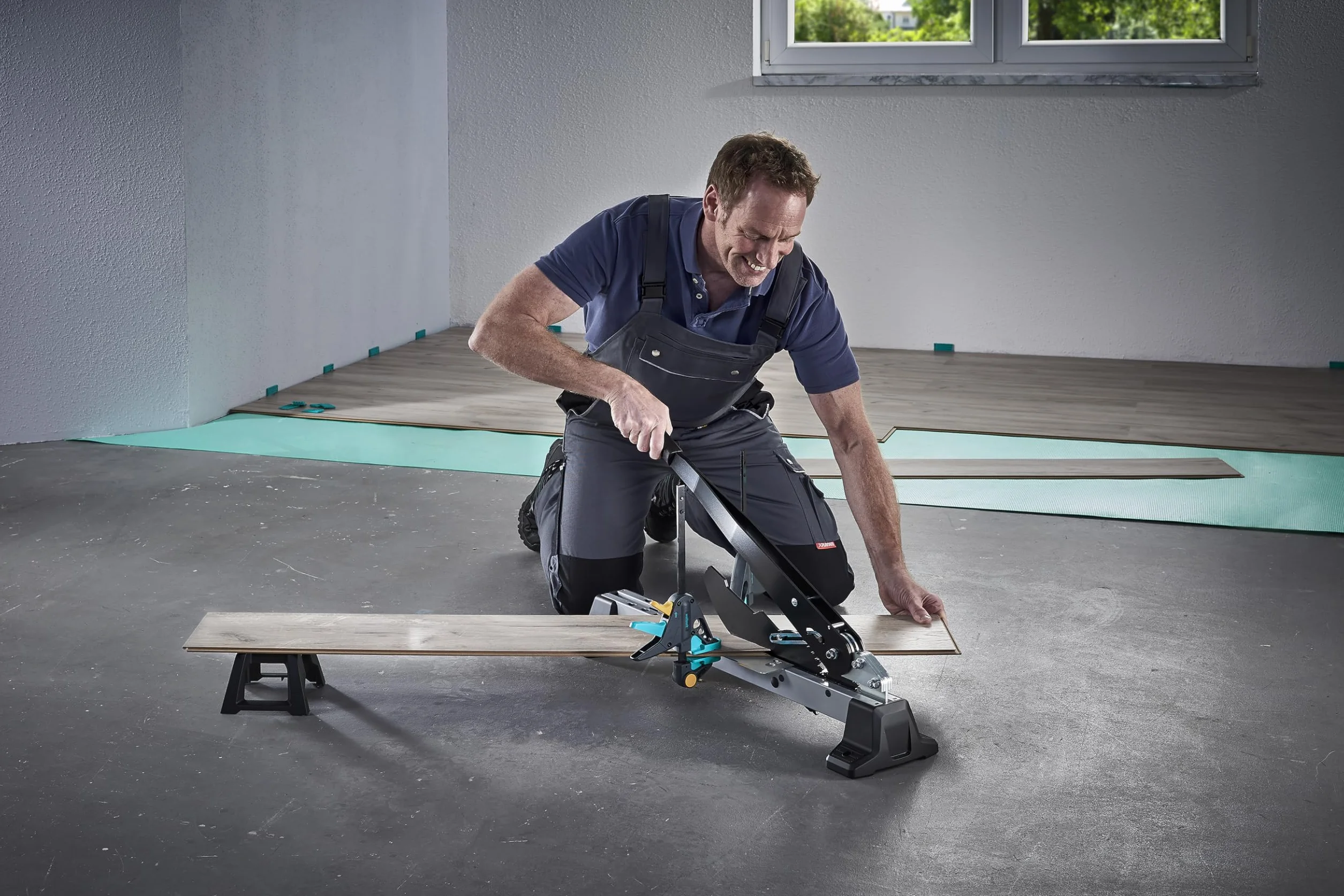 wolfcraft I Przecinarka do winylu i laminatu VLC 1000 I 6940000 I do podłóg winylowych, laminowanych i designerskich I do grubości materiału do 14 mm i szerokości 370 mm I również do desek podłogowych ze zintegrowaną izolacją akustyczną