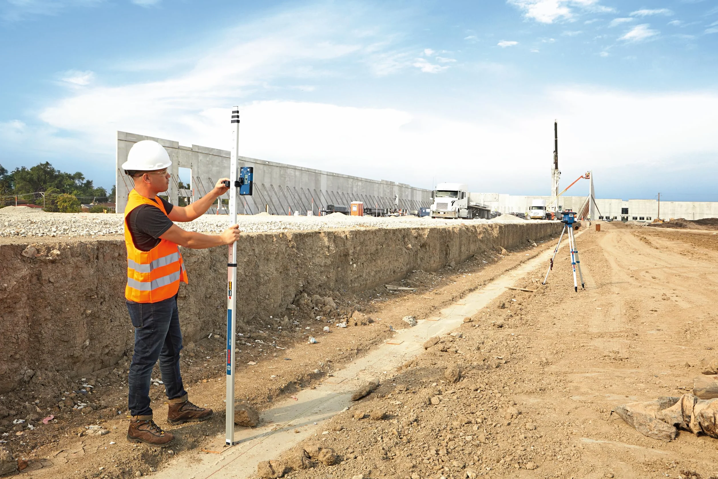 Bosch Professional Odbiornik laserowy LR 60 (uchwyt odbiornika RB 60, 2 baterie AA, zakres pracy: promień do 300 m, idealny do lasera obrotowego GRL 600 CHV)