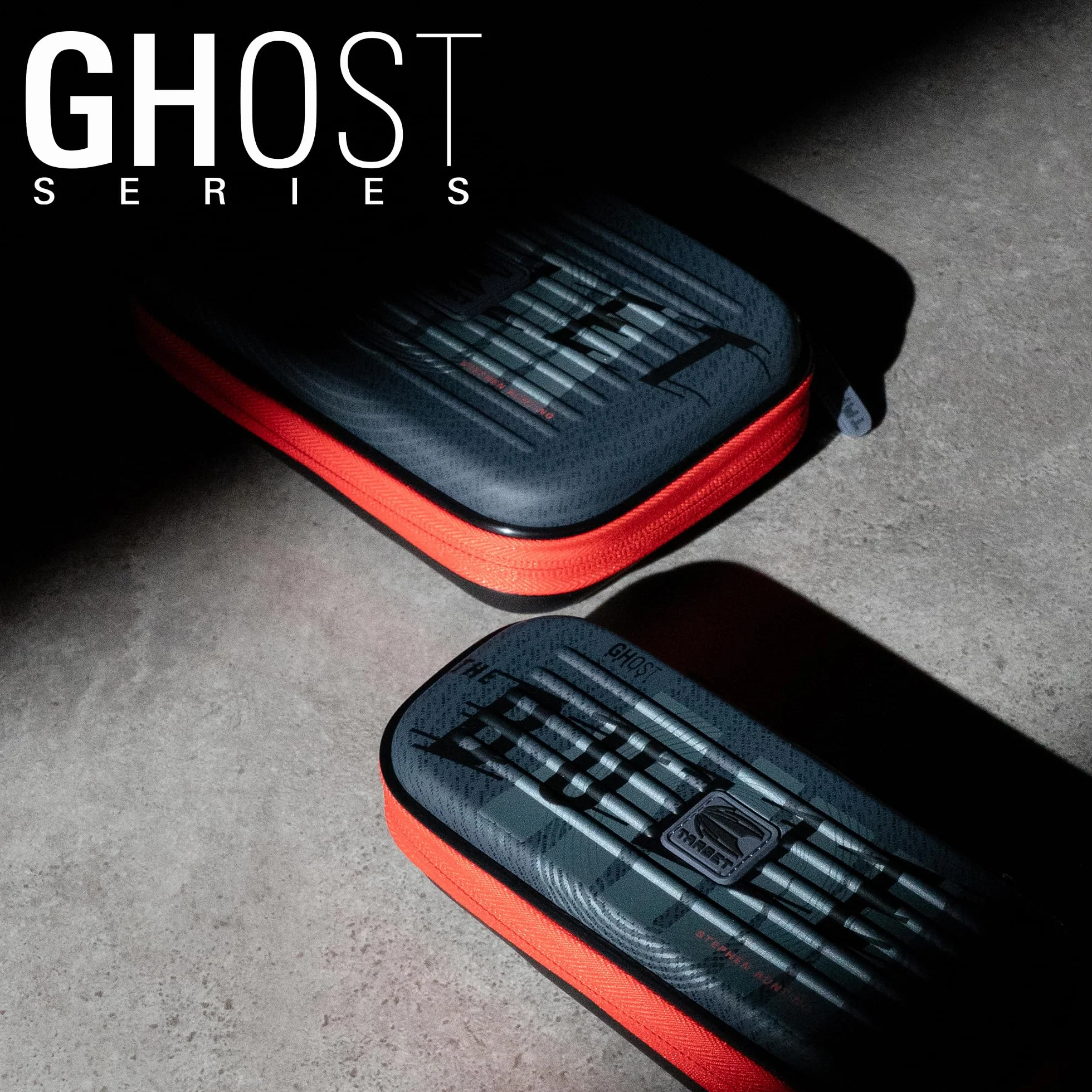 Target Darts Nathan Aspinall Ghost Series XL Takoma Wallet – “The Asp” profesjonalne etui na 6 zmontowanych rzutek, zamek błyskawiczny, trwałe czarno-białe akcesoria do przechowywania.