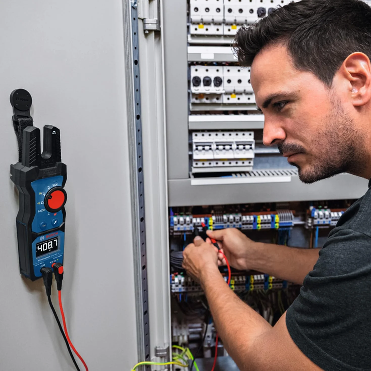 Bosch Professional MH 1 (Magnetyczna funkcja zawieszenia, nieprzewodząca gumowa powłoka, regulowane zapięcie na rzep, bezpieczna siła magnetyczna)