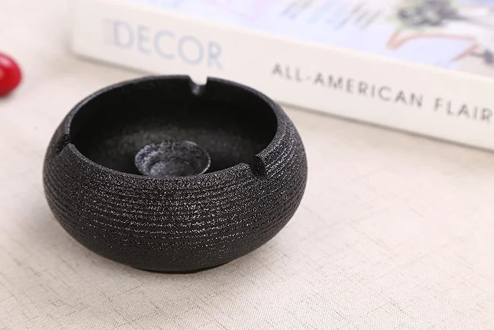 Panngu Popielniczka przeciwwiatrowa, czarna, ceramiczna retro, popielniczka z pokrywką, do użytku na zewnątrz, prosta, popielniczka do cygar, dekoracja domu i biura (11,5 x 8,5 cm)