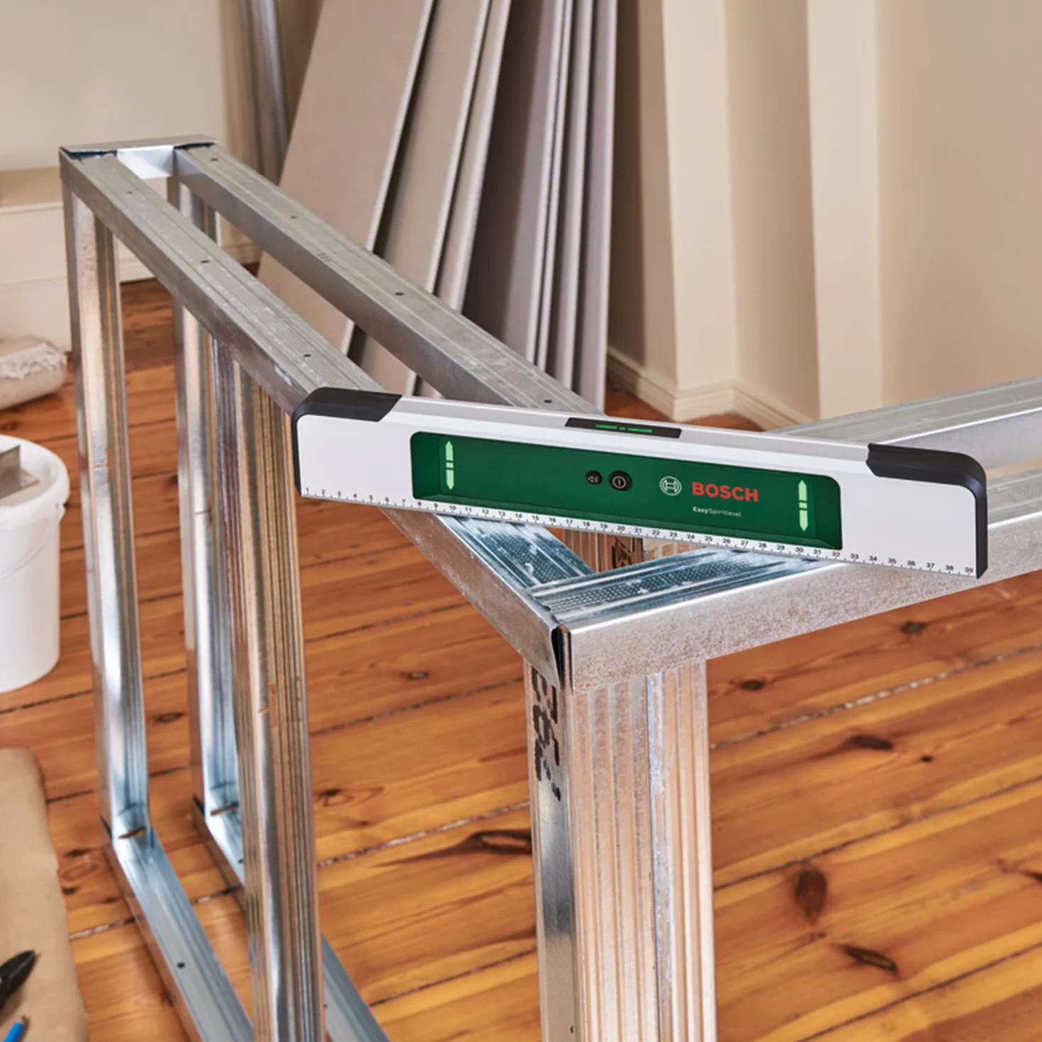 Poziomica Bosch EasySpiritLevel (intuicyjna koncepcja wskaźników LED, sygnał dźwiękowy, pomiar kątów +/– 3°, dokładność 0,1° dla kątów 0°, 90°, 180° i 270°, nadrukowana skala, opakowanie kartonowe)
