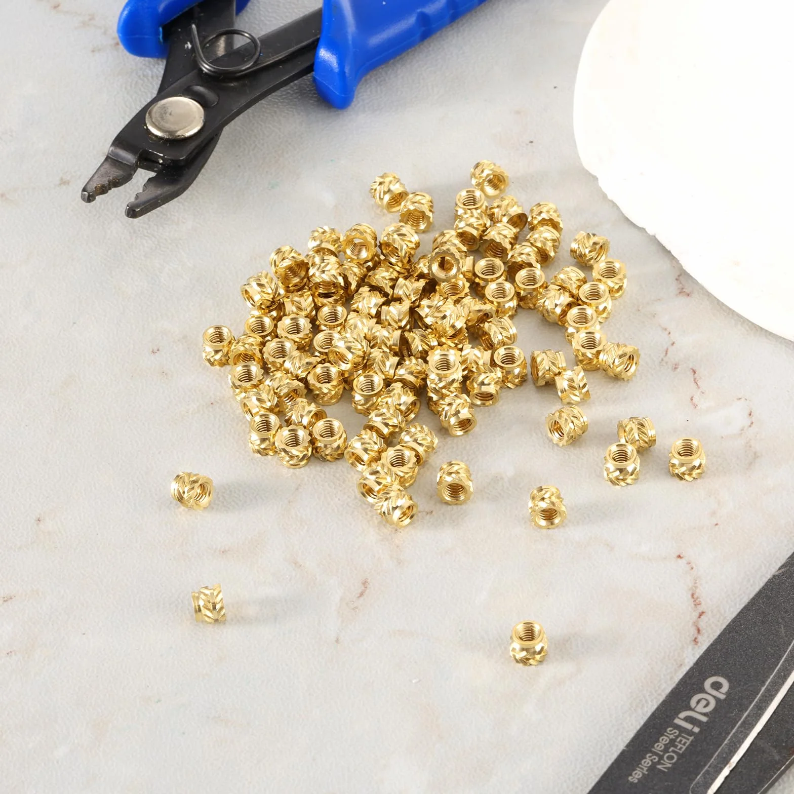 Amabro 100 sztuk M3 x 4 x 5 mm, nakrętki mosiężne z nadrukiem 3D, wkładki gwintowane, radełkowane nakrętki mosiężne do części drukarskich 3D, laptopa, samochodu, obudowy z tworzywa sztucznego