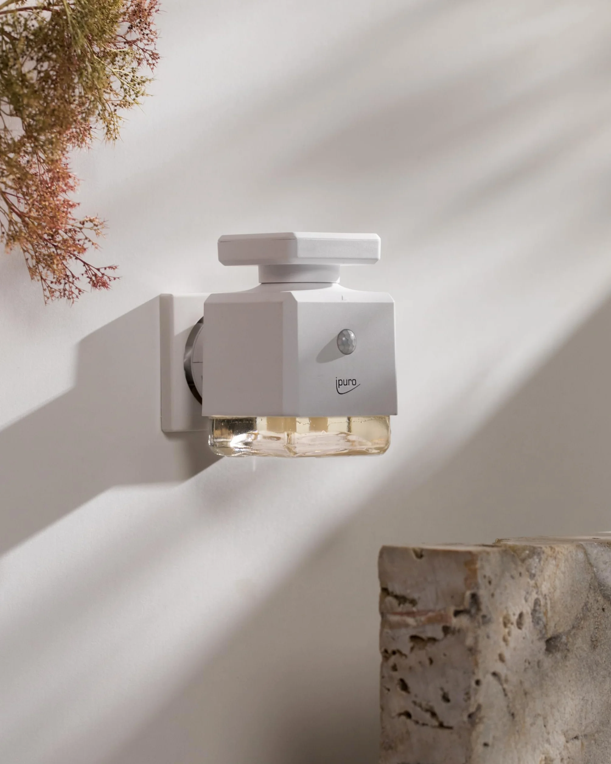 ipuro Electric Scent Plug z czujnikiem ruchu i oświetleniem otoczenia – dyfuzor zapachowy do gniazdka – odświeżacz powietrza z 3 poziomami zapachu – automatyczny dozownik zapachów Essentials