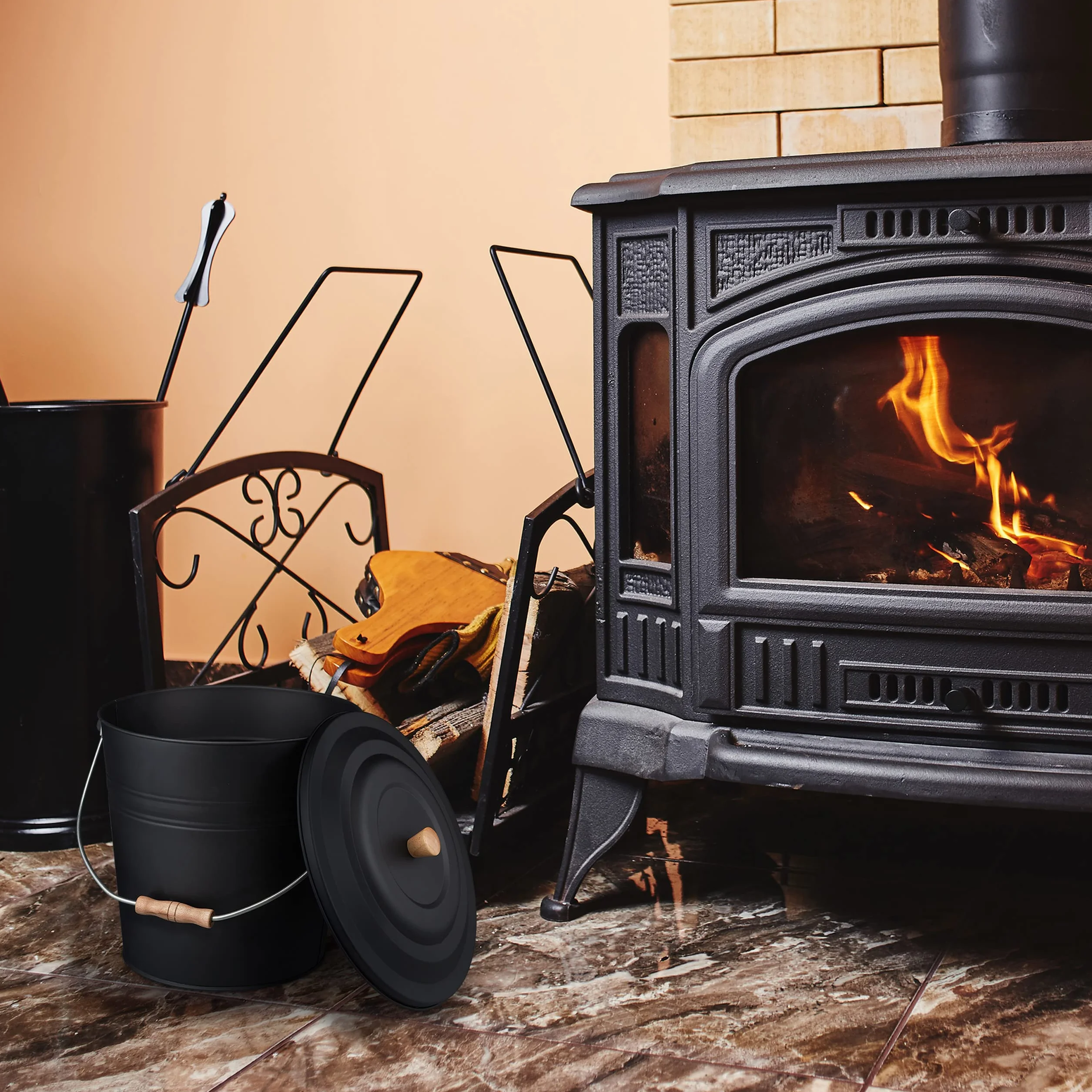 Relaxdays Kosz na popiół z pokrywką, 12 l, wiadro kominkowe, stal i drewno, pojemnik na popiół z uchwytem, kominek, piec i grill, czarny