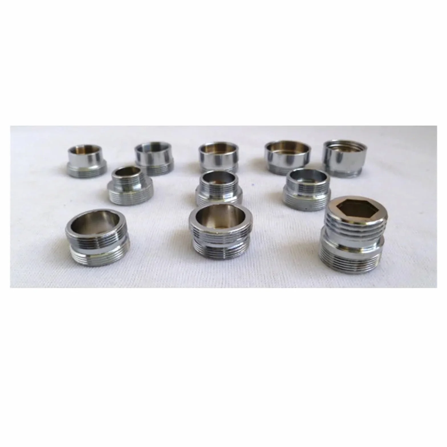 Mosiężny zestaw adapterów napowietrzacza do kranu - męski/żeński M22 M24 G1/2 "1.9 cm złączki rurowe do akcesoriów do oczyszczania wody - kompatybilny z M16 M18 M20 M28 rozmiary
