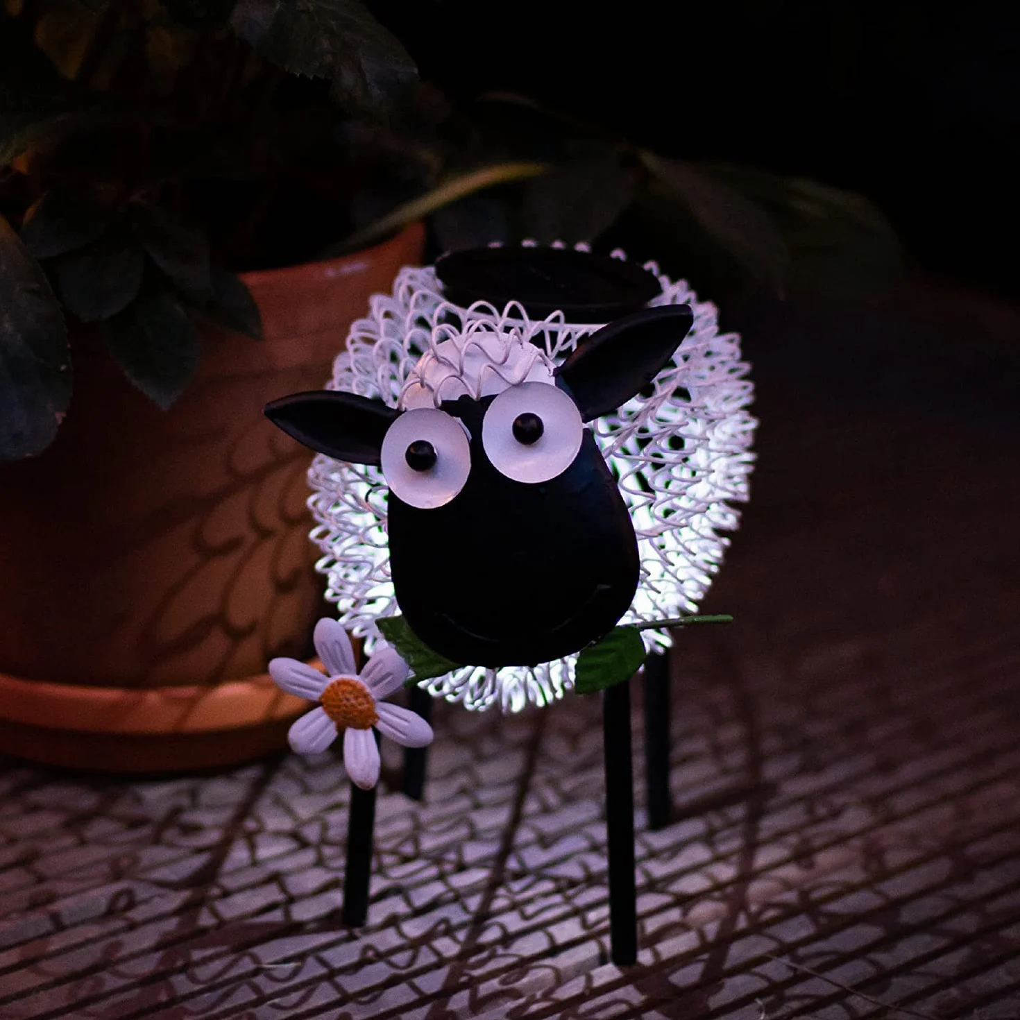 Lampy solarne zewnętrzne Gadgy owce dekoracje ogrodowe metalowe z efektem cienia
