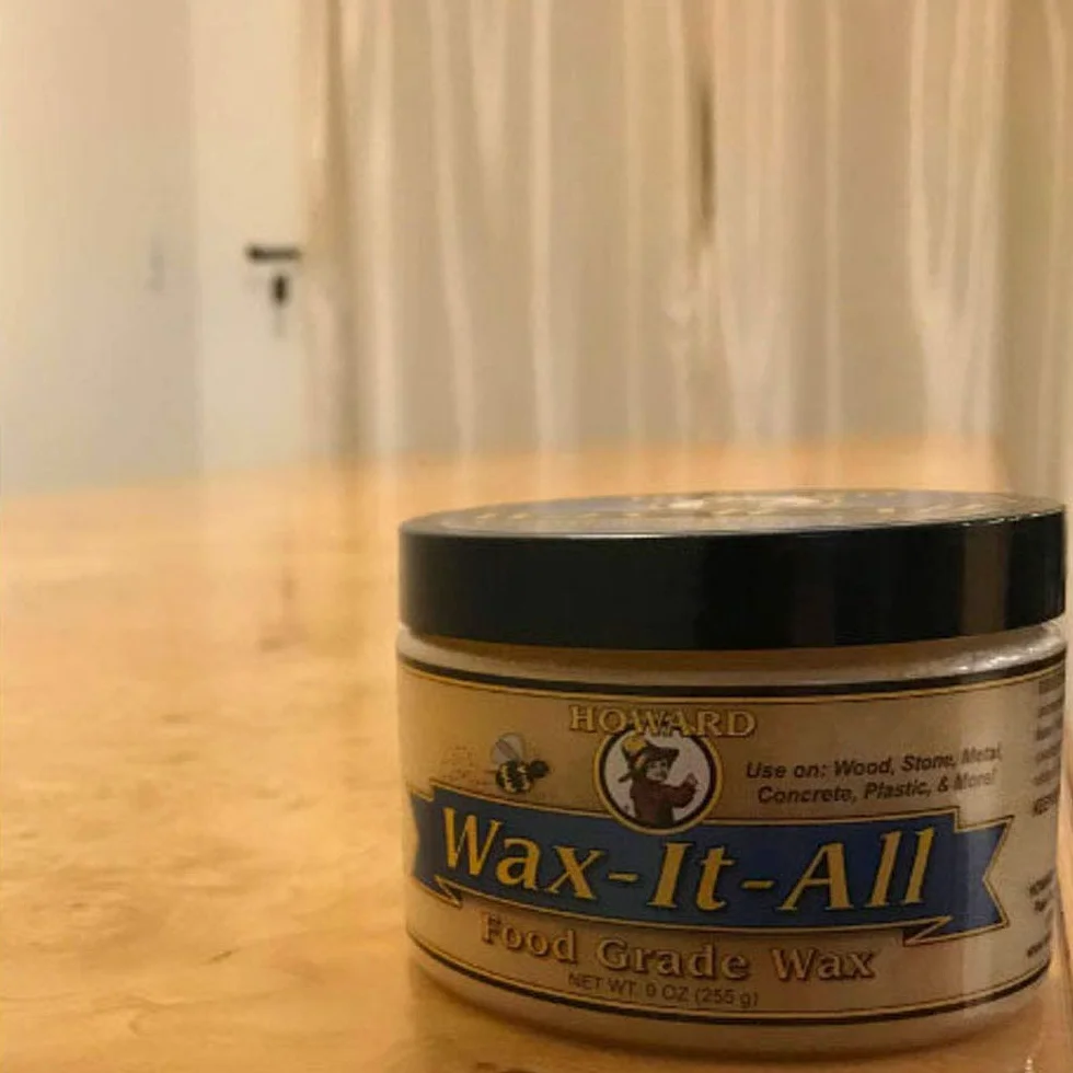 Howard Wax It All to uniwersalny wosk z wosku pszczelego i wosku karnauba oraz olejów mineralnych do drewna, kamienia, metalu, cementu, farb, tworzyw sztucznych, granitu, desek do krojenia, marmuru.