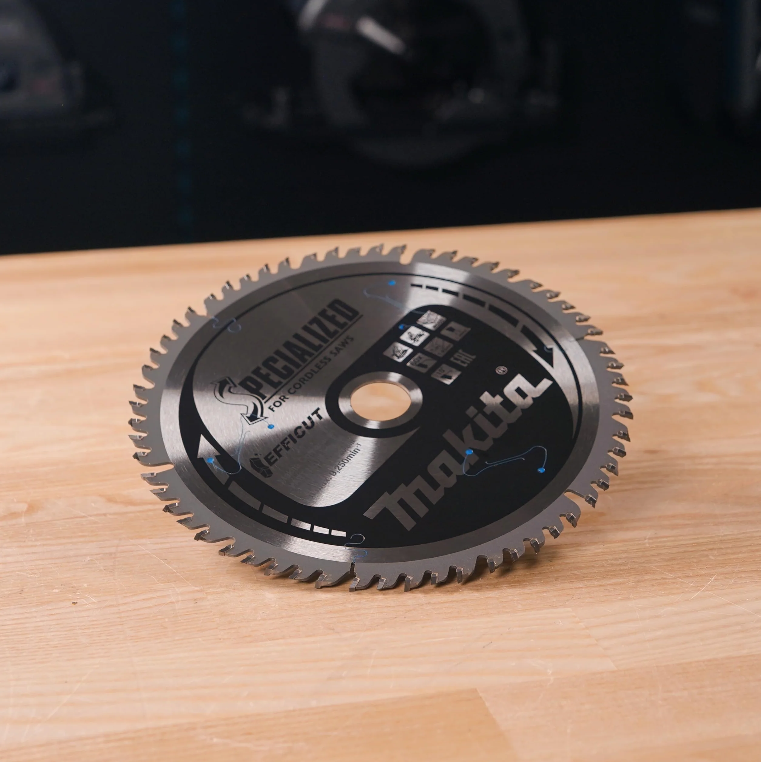 Makita B-69864 EFFICUT brzeszczot do piły tarczowej Ø 165 x 1,85 x 20 mm, 60 zębów, kąt zębów 10°, do czystych i szybkich cięć w drewnie, do akumulatorowych pił nasadowych i ukośnych