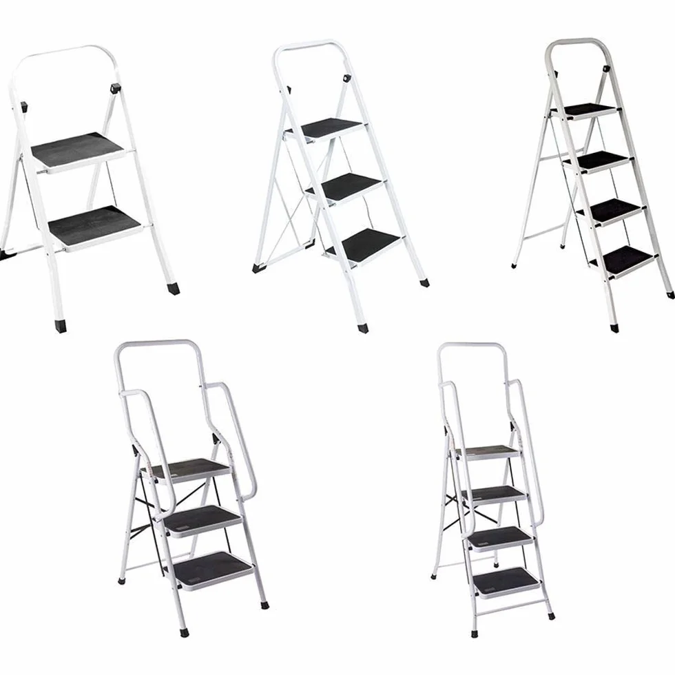 Komfortowa drabina ze stali, 4 stopnie z poręczą, wysoki uchwyt zabezpieczający, nóżki z podeszwami Soft-Grip, obciążenie do 150 kg, certyfikat TÜV Süd