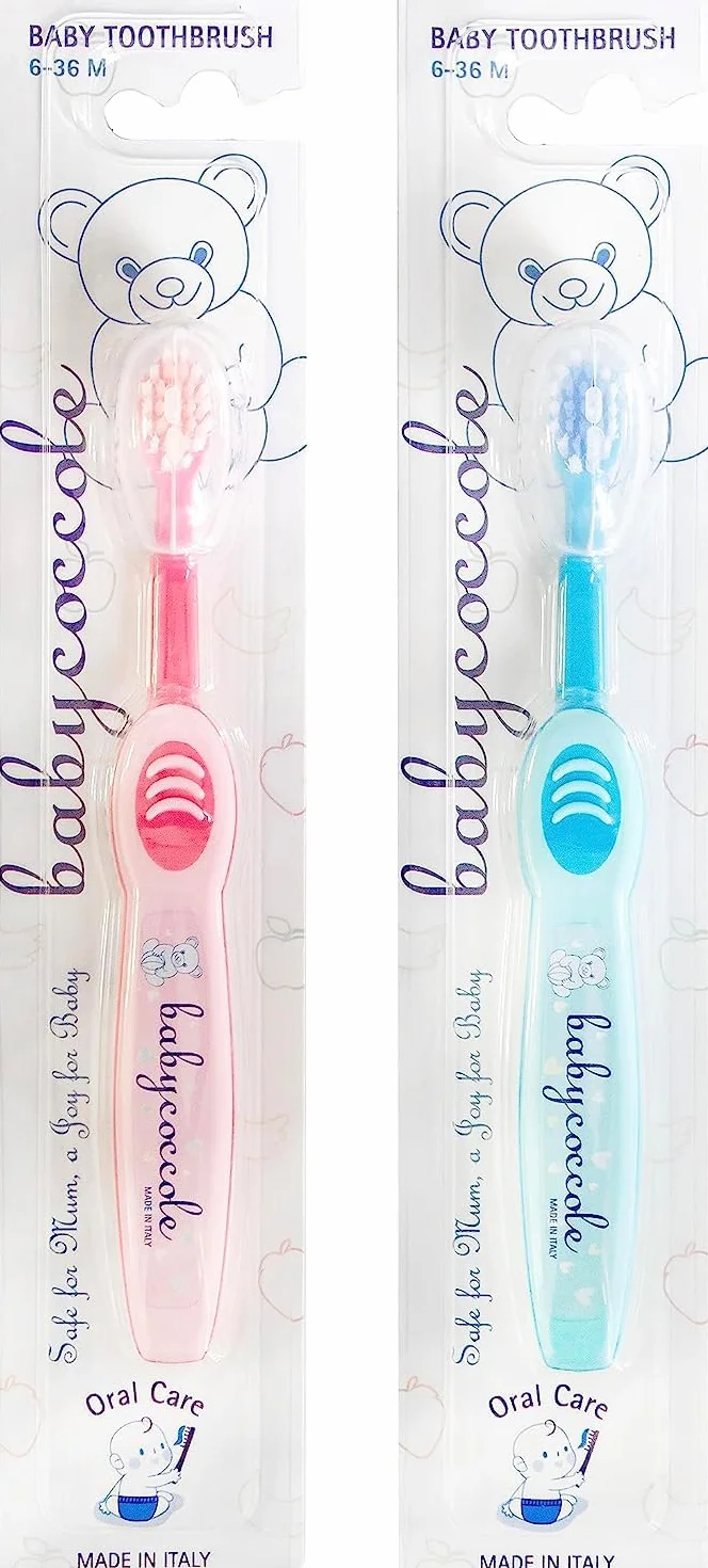 Babycoccole Szczotka BABY 6-36 miesięcy. Niebieski lub różowy, idealny dla zębów noworodków i dzieci do 3 lat. Super miękkie, delikatne włosie na dziąsłach i zębach. Głowica w kształcie i zaokrąglona.