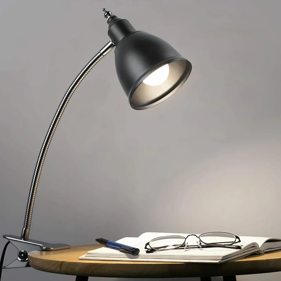 Prosta lampa z klipsem Lampka biurkowa LED Lampki do czytania Regulowana gęsia szyja z portem USB Oko ochronne do domu, komputera, oświetlenia Tradycyjne metalowe biurko Lampka stołowa zadaniowa