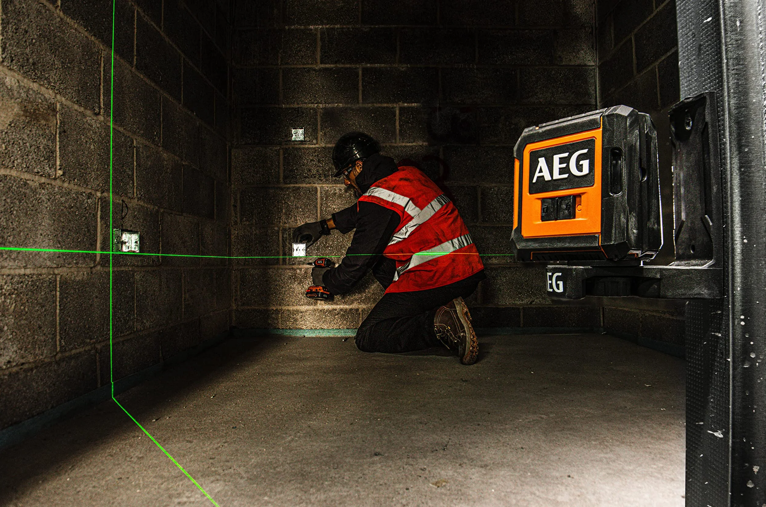AEG Zielony Laser Krzyżowy, CLG220-B, Zasięg 20 m, Laser Zielony, 2 Linie, Zestaw Zawiera Pokrowiec, 2 Baterie AA, Uchwyt Magnetyczny, Pasek na Rzepy