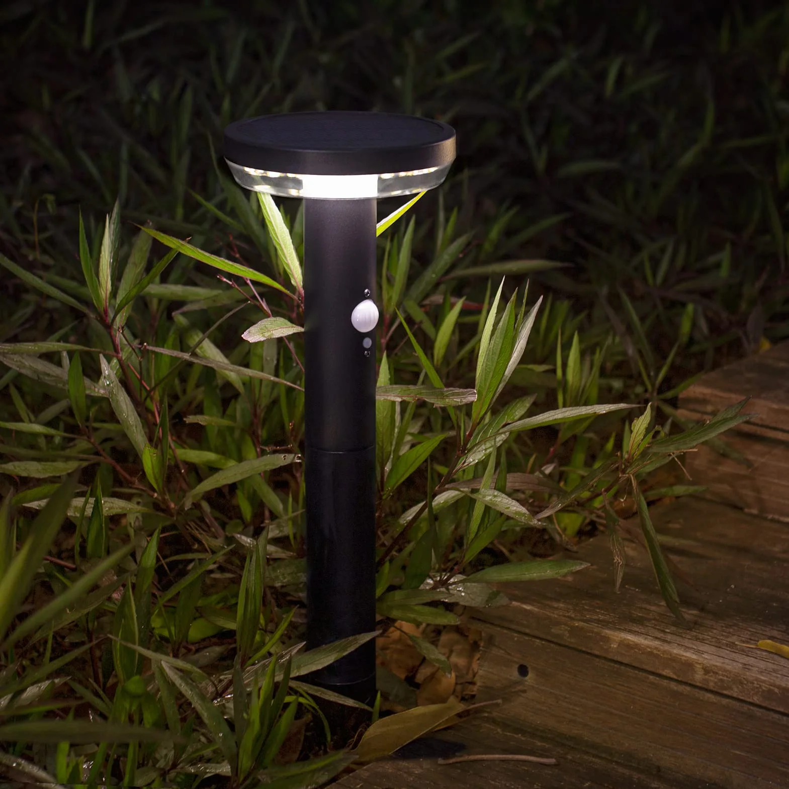 DAWALIGHT Zewnętrzna solarna lampa podłogowa LED z gniazdem 3 trybami 3000K, oświetlenie ścieżki ogrodowej z czujnikiem ruchu, okrągły IP44, wodoszczelne, do ogrodu, na patio, ścieżki
