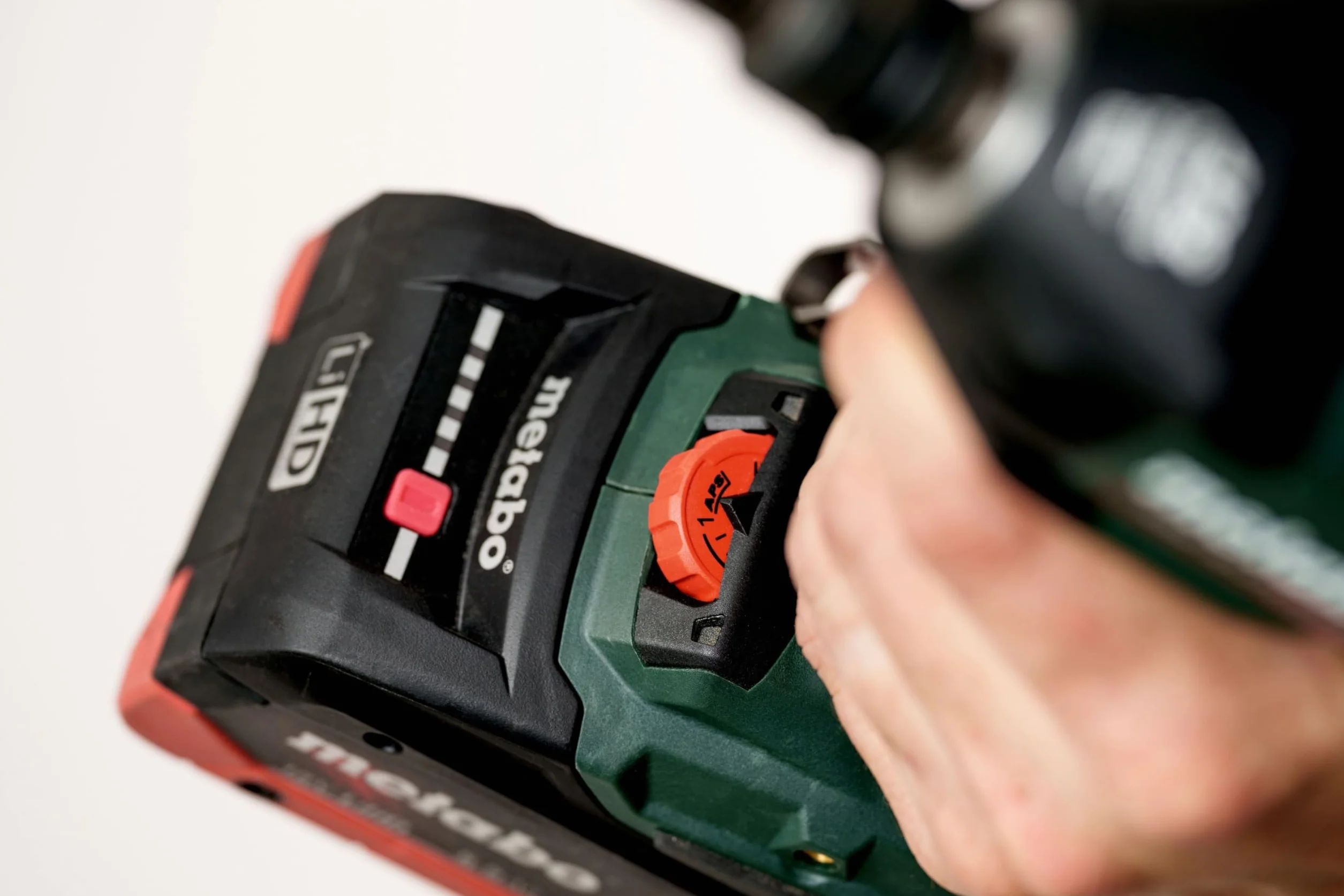 metabo Akumulatorowa wkrętarka udarowa SSW 18 LTX 550 BL – 18 V, 550 Nm, 1/2" czworokątna – bezszczotkowa, poręczna, LED, do budowy drewna, wymiany opon, montażu przemysłowego – w zestawie 2
