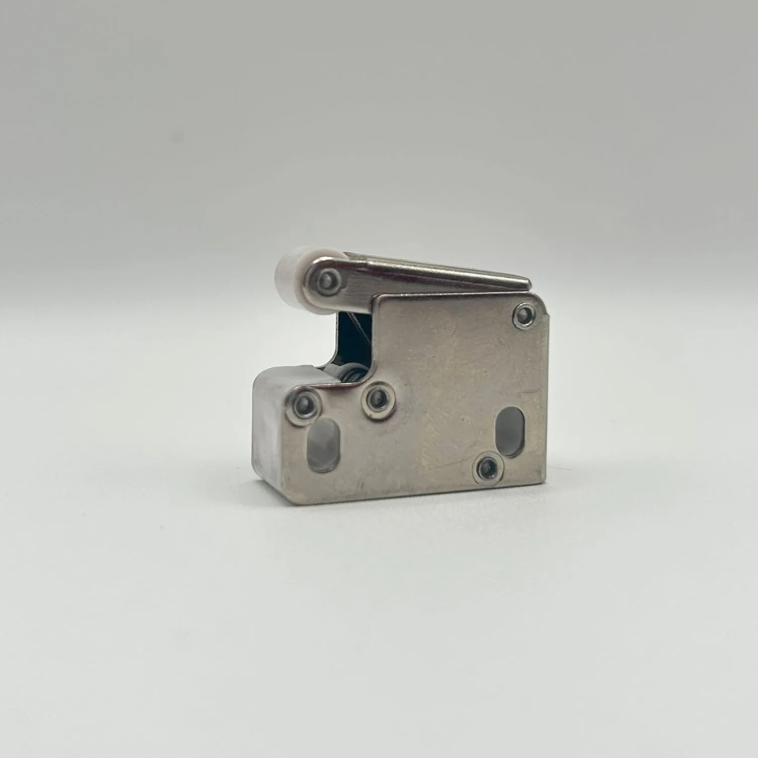 Mechanizm otwierania push pull Latch L001C do włazów inspekcyjnych