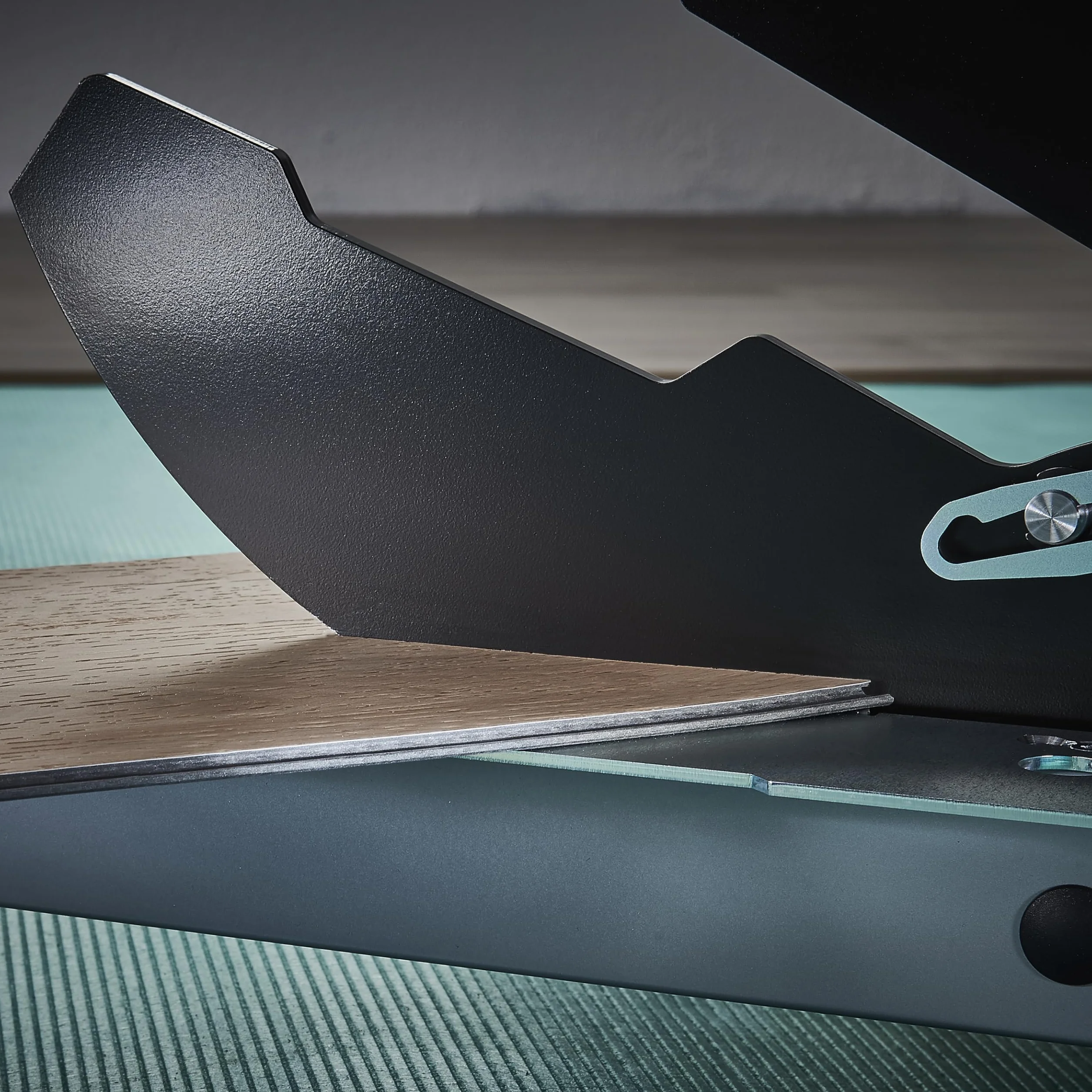 wolfcraft I Przecinarka do winylu i laminatu VLC 1000 I 6940000 I do podłóg winylowych, laminowanych i designerskich I do grubości materiału do 14 mm i szerokości 370 mm I również do desek podłogowych ze zintegrowaną izolacją akustyczną