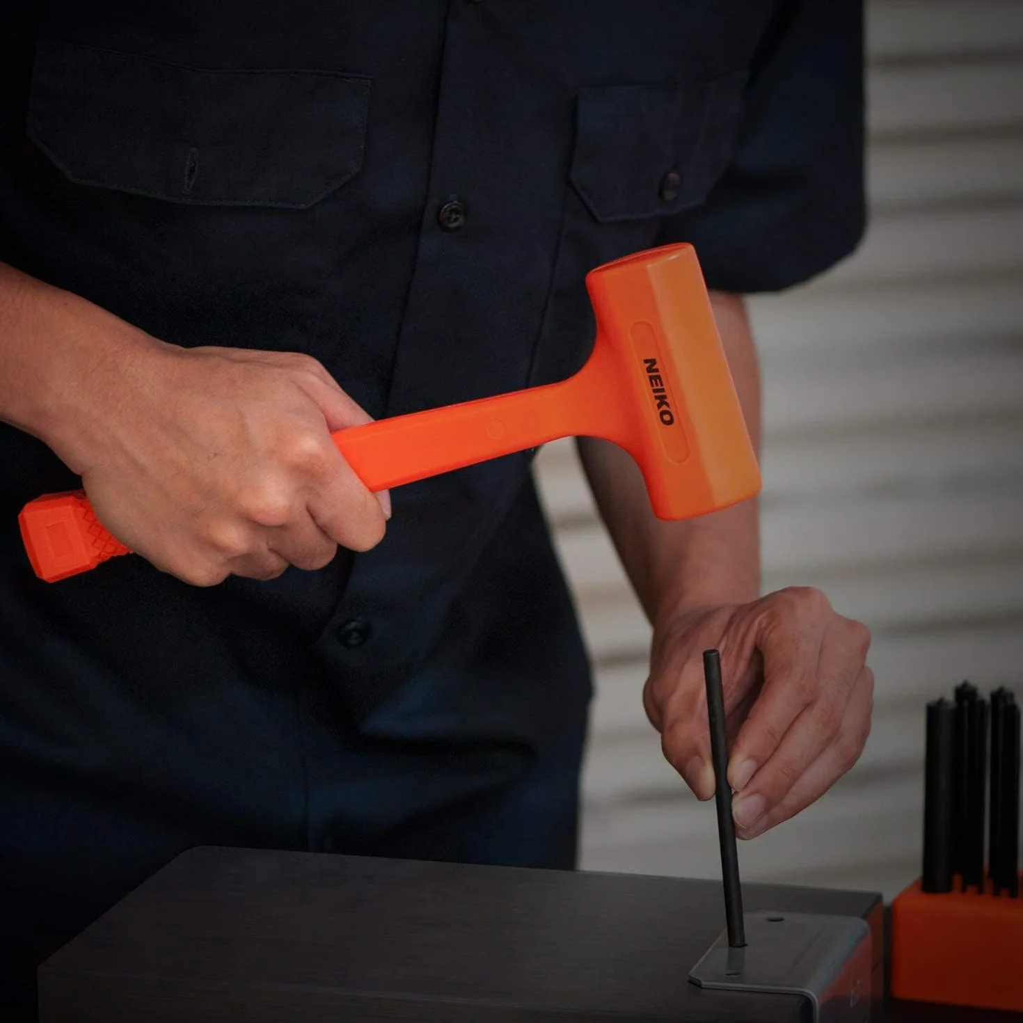 Neiko 02848A 1.4 kg Dead Blow Hammer, neonowy pomarańczowy | formowany unibody | uchwyt w kratkę | odporny na iskry i odbicie