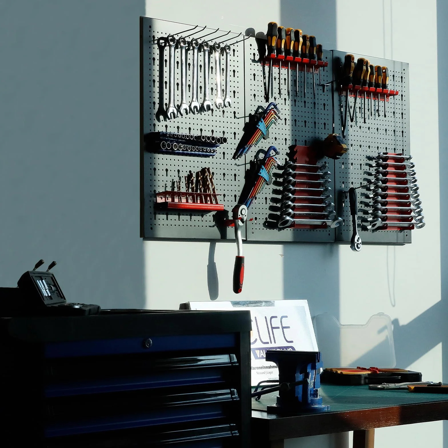 CCLIFE Ścianka narzędziowa ściana perforowana metalowa ścianka z otworami na narzędzia, trzyczęściowa, 120 x 60 x 2 cm, możliwość rozszerzenia, w zestawie 35-częściowe akcesoria, regał ścienny,