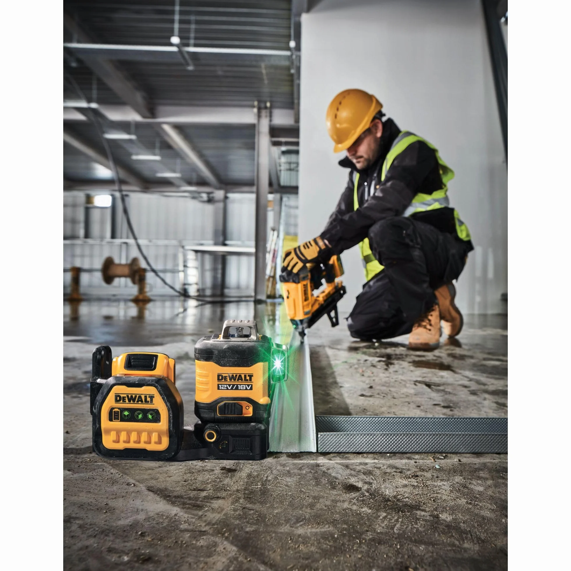 DEWALT DCE089D1G18-QW DCE089D1G18-QW-Poziom 3-liniowy 360° XR 18V/12V Samooczny zielony laser z akumulatorem 18V Li-Ion 2Ah, srebrny