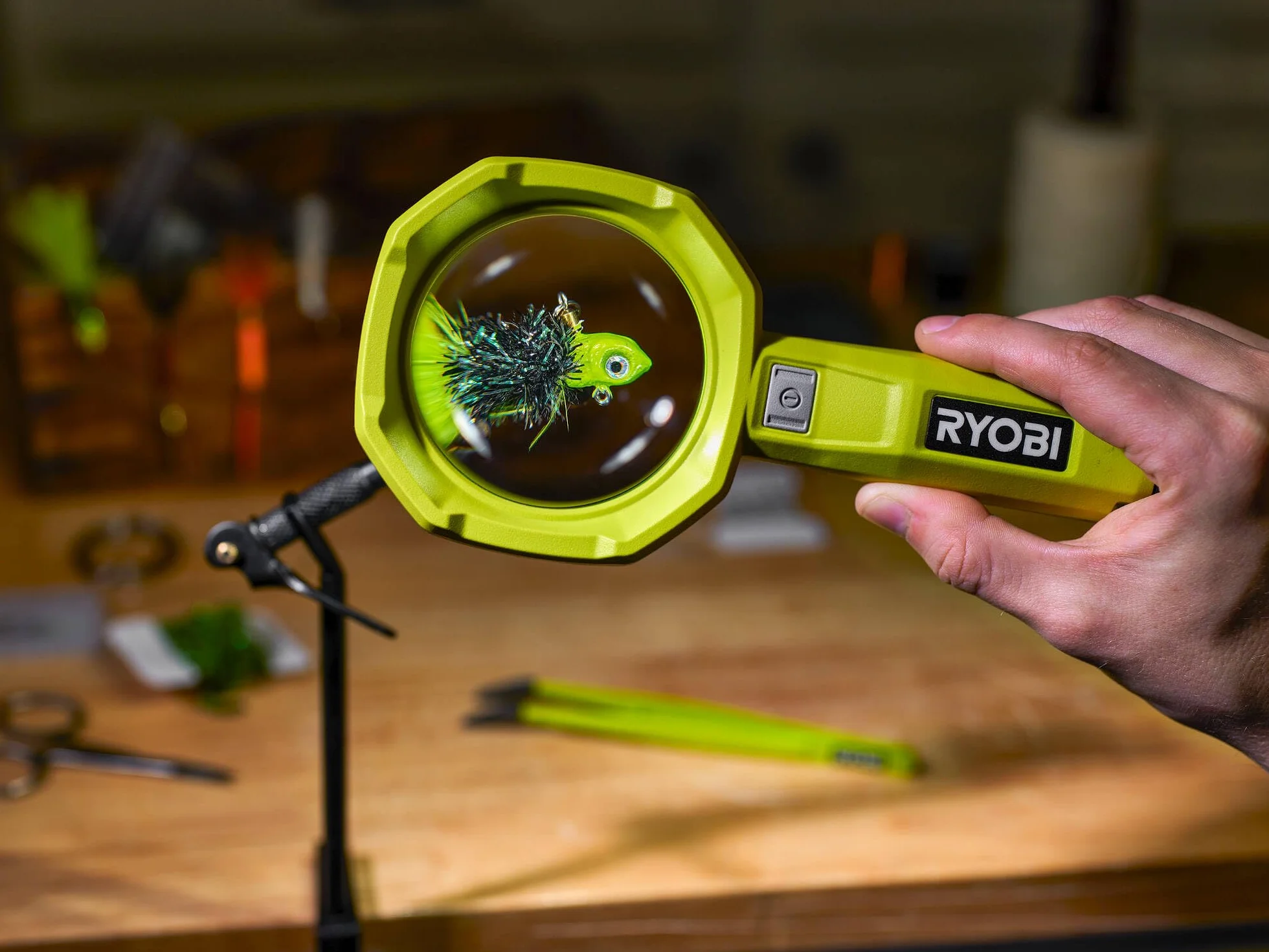 RYOBI Lupa podświetlana 4V USB Lithium - 2 intensywności: 60/200 lumenów - Powiększenie x 3 - (Sprzedawane bez baterii) - RML4-0