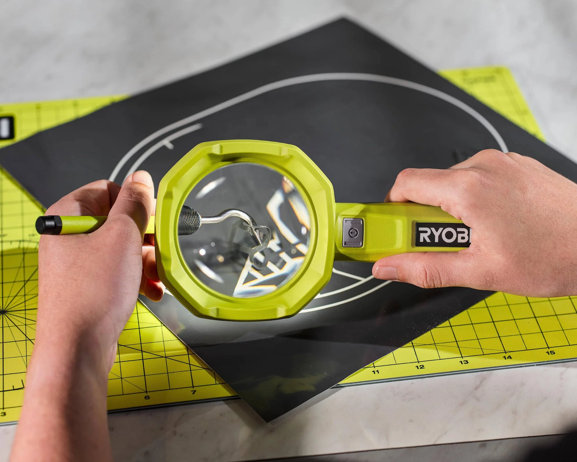 RYOBI Lupa podświetlana 4V USB Lithium - 2 intensywności: 60/200 lumenów - Powiększenie x 3 - (Sprzedawane bez baterii) - RML4-0